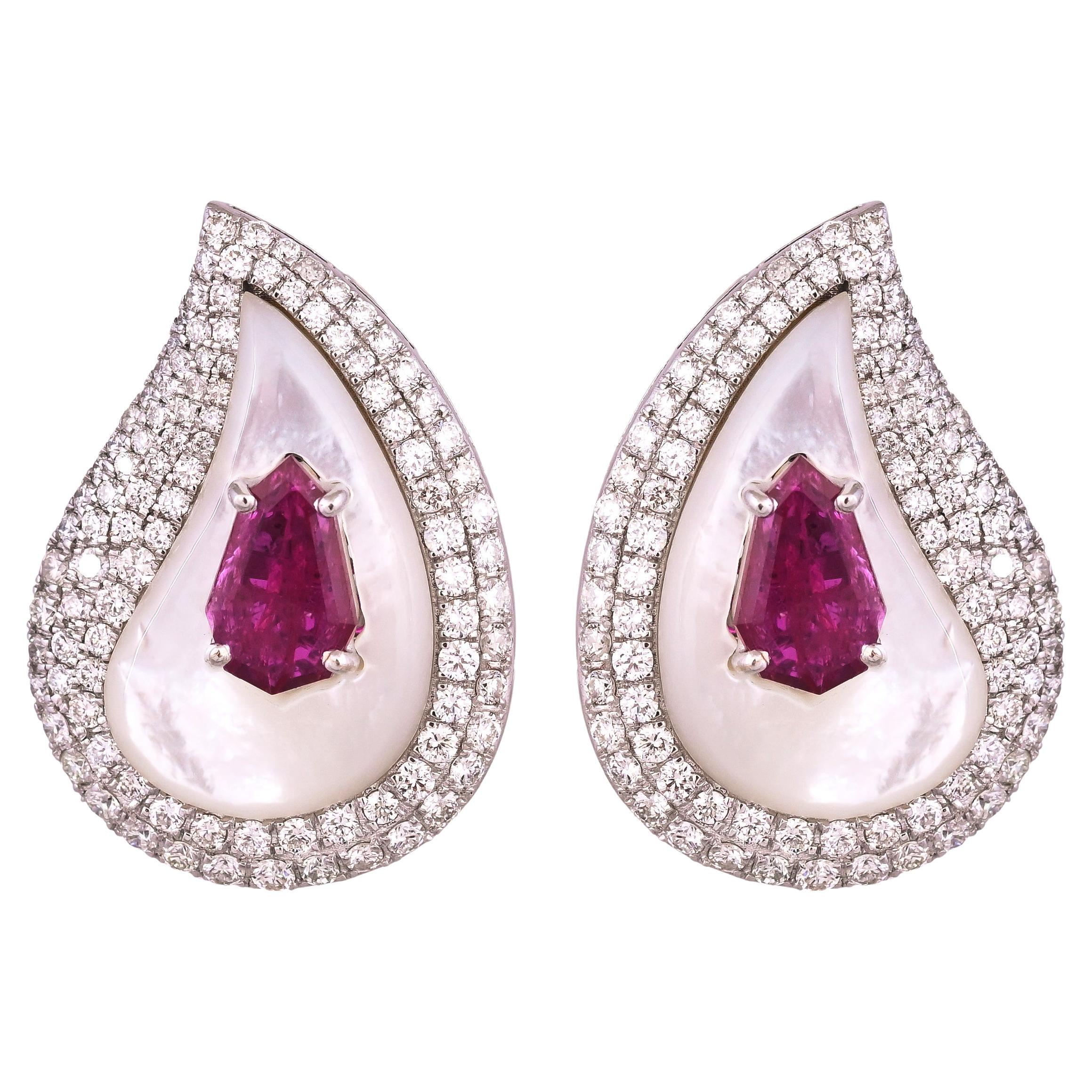 Pendientes de oro de 18 quilates, rubí natural de Mozambique, nácar y diamantes en venta