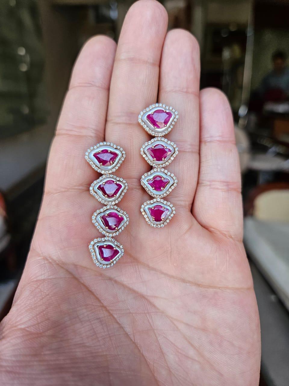Boucles d'oreilles chandelier en or 18 carats et diamants naturels, uniques et magnifiques, de style moderne, avec rubis et perles. Le poids des rubis tulipe est de 5,63 carats. Les rubis sont entièrement naturels, sans aucun traitement, et sont