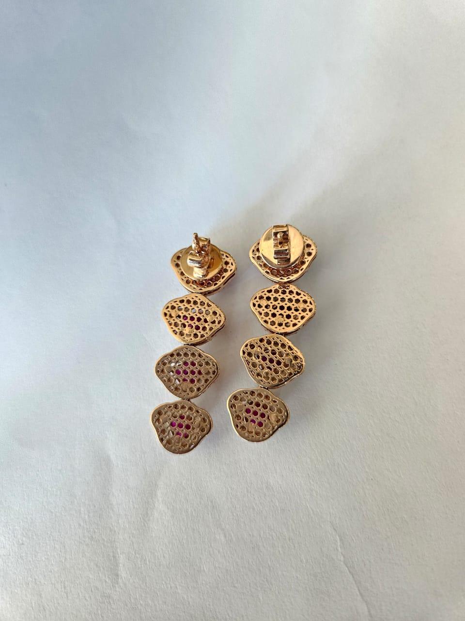 Moderne Boucles d'oreilles lustre en or 18 carats, rubis naturel du Mozambique, perles et diamants en vente