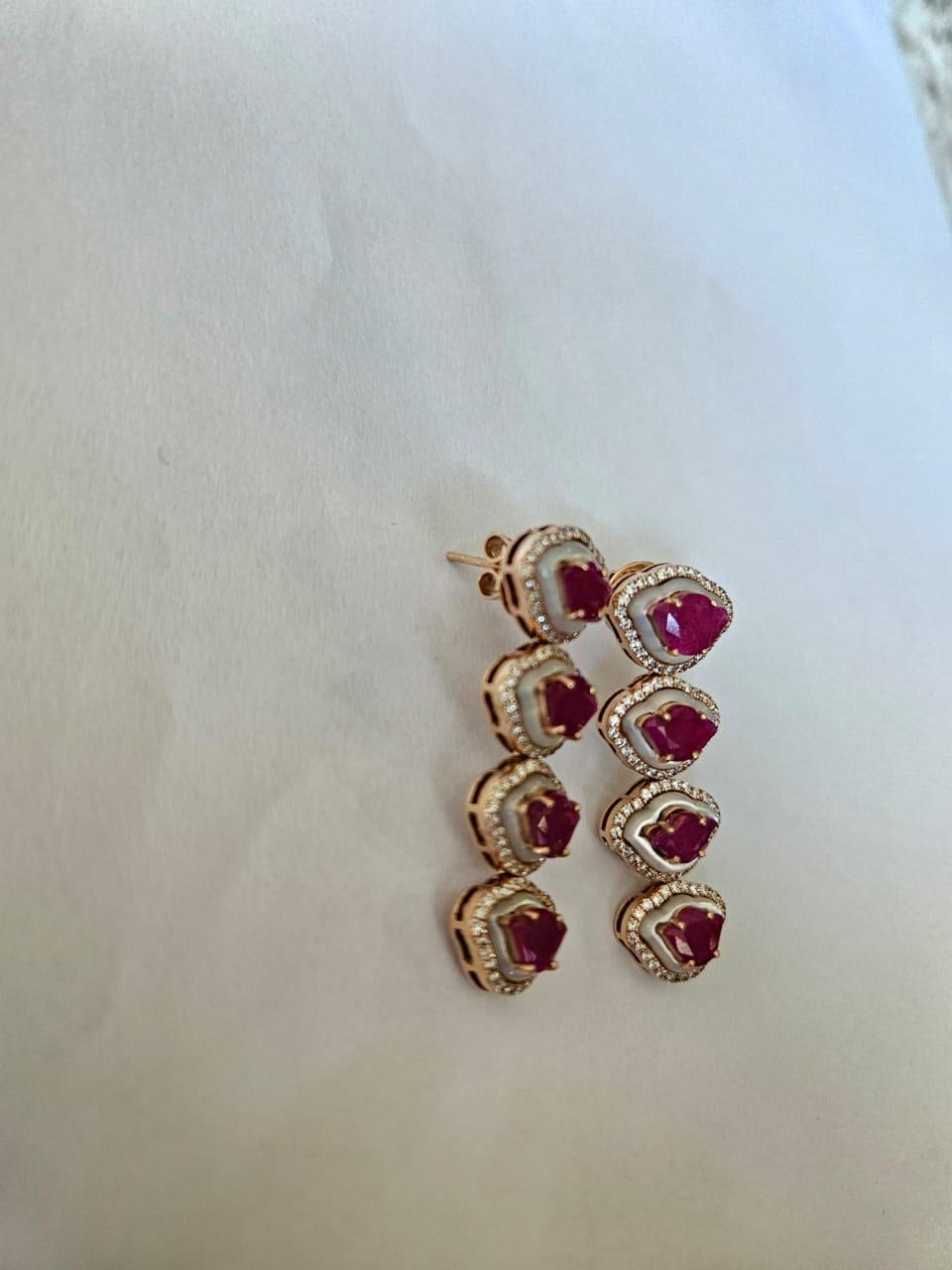 Taille ronde Boucles d'oreilles lustre en or 18 carats, rubis naturel du Mozambique, perles et diamants en vente