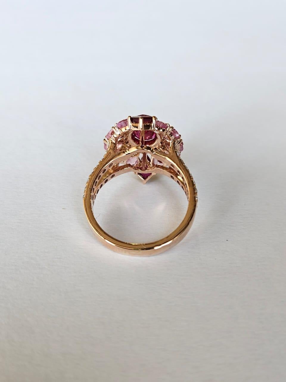 Set in 18K Gold, natural Mozambique Ruby, Pink Sapphire & Diamonds Cocktail Ring Moderno en venta