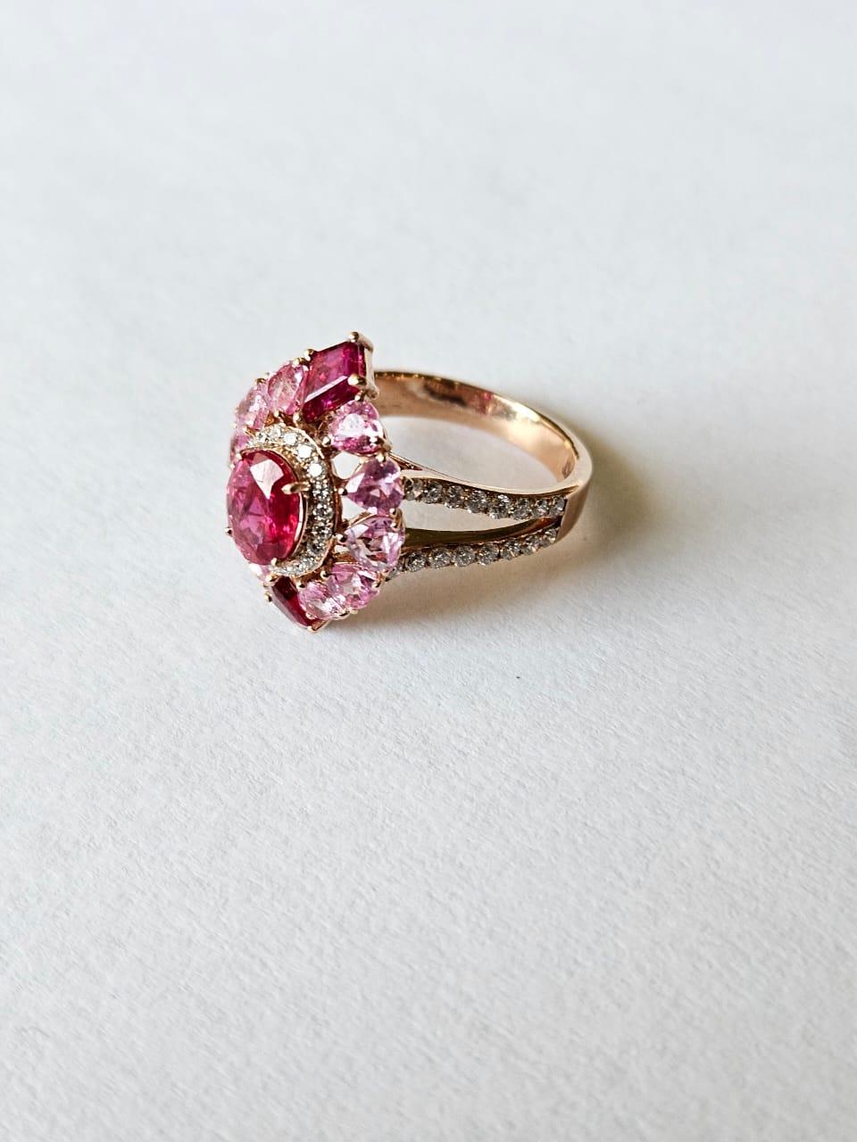 Set in 18K Gold, natural Mozambique Ruby, Pink Sapphire & Diamonds Cocktail Ring Corte oval en venta