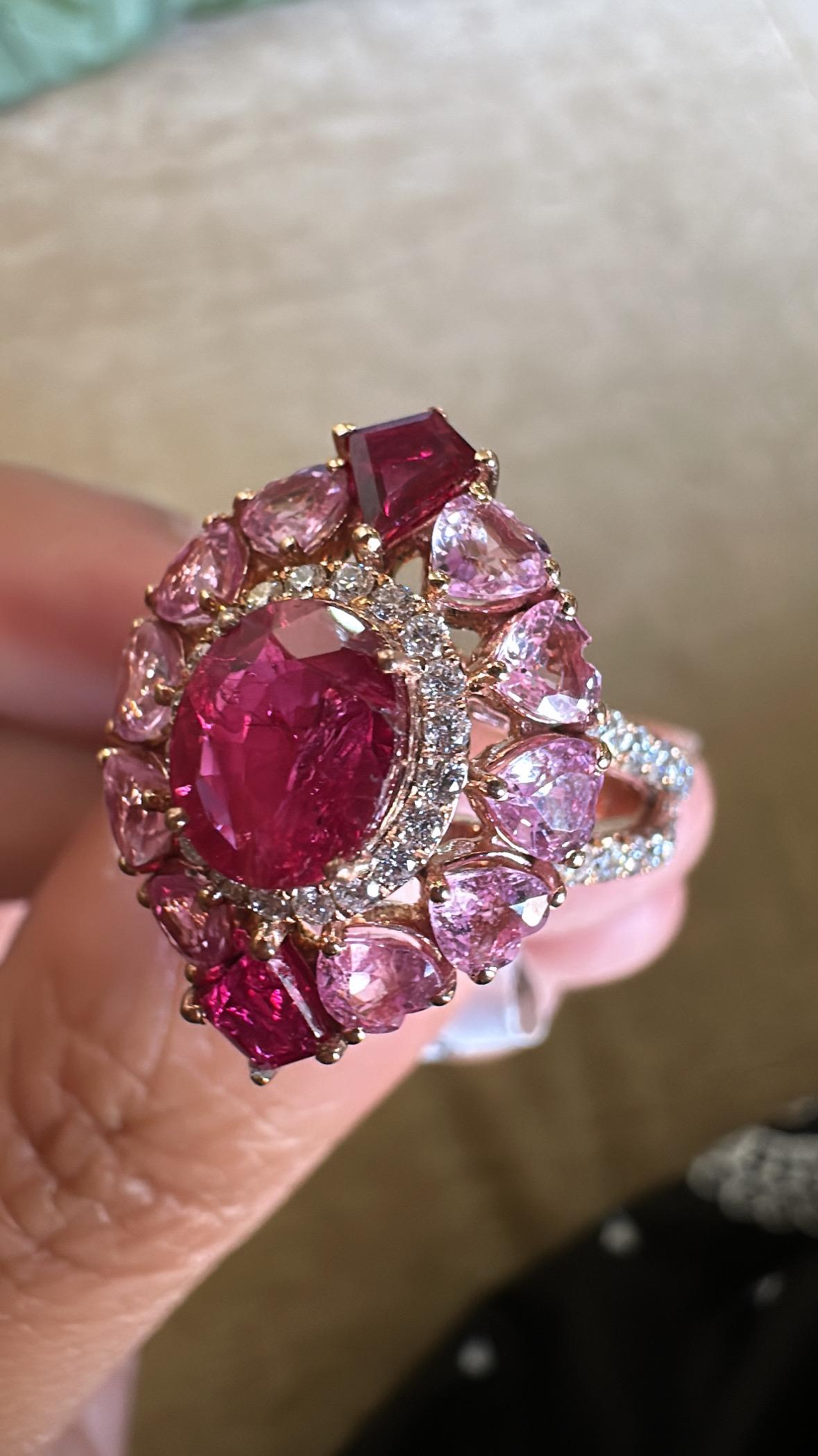 Femenino o masculino Set in 18K Gold, natural Mozambique Ruby, Pink Sapphire & Diamonds Cocktail Ring en venta