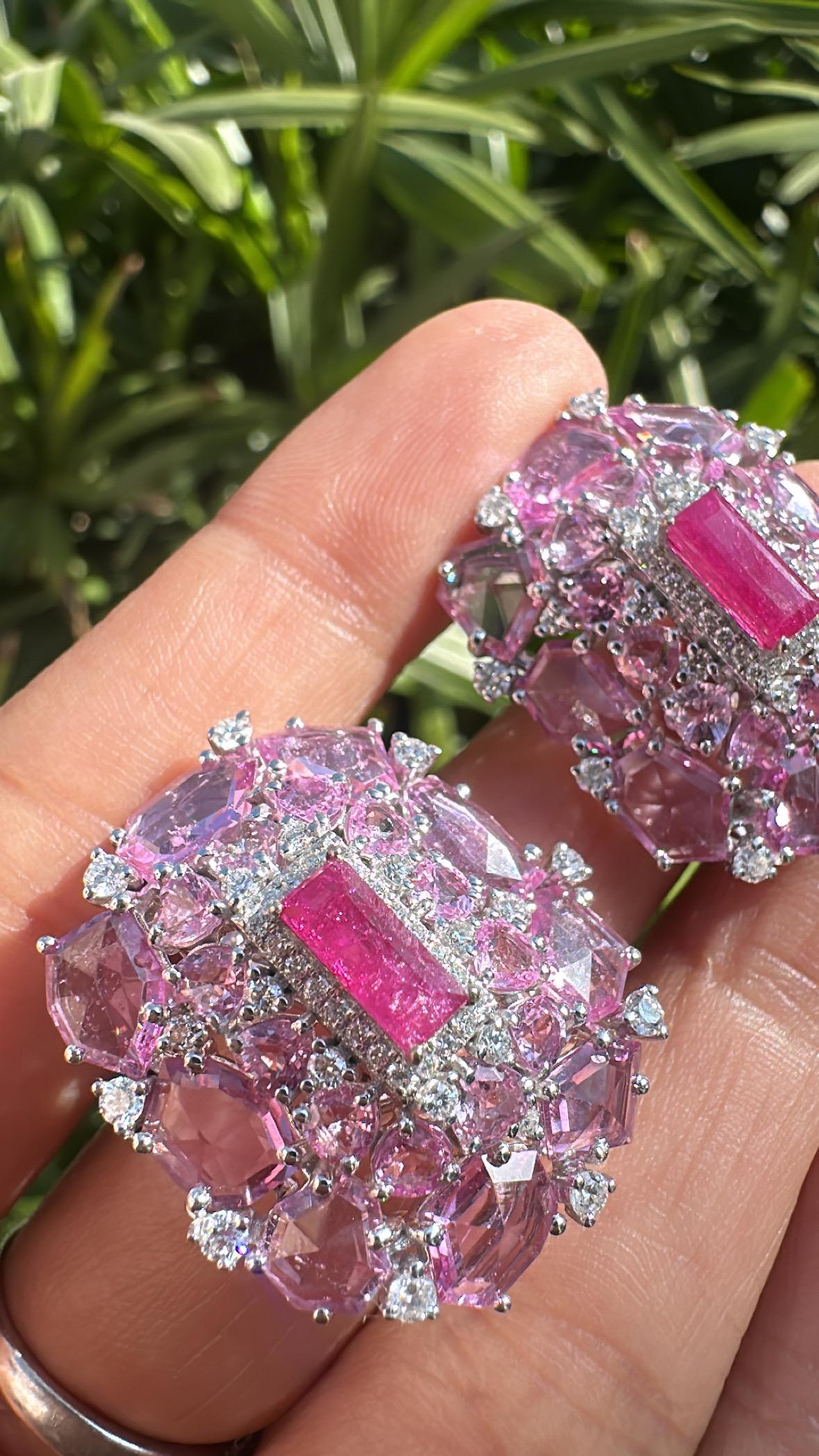 Ein wunderschöner, rosafarbener Saphir- und Rubin-Ohrstecker aus 18 Karat Weißgold und natürlichen Diamanten. Das Gewicht der Rubine beträgt 2,05 Karat. Die Rubine sind völlig natürlich, ohne jegliche Behandlung und stammen aus Mosambik. Das