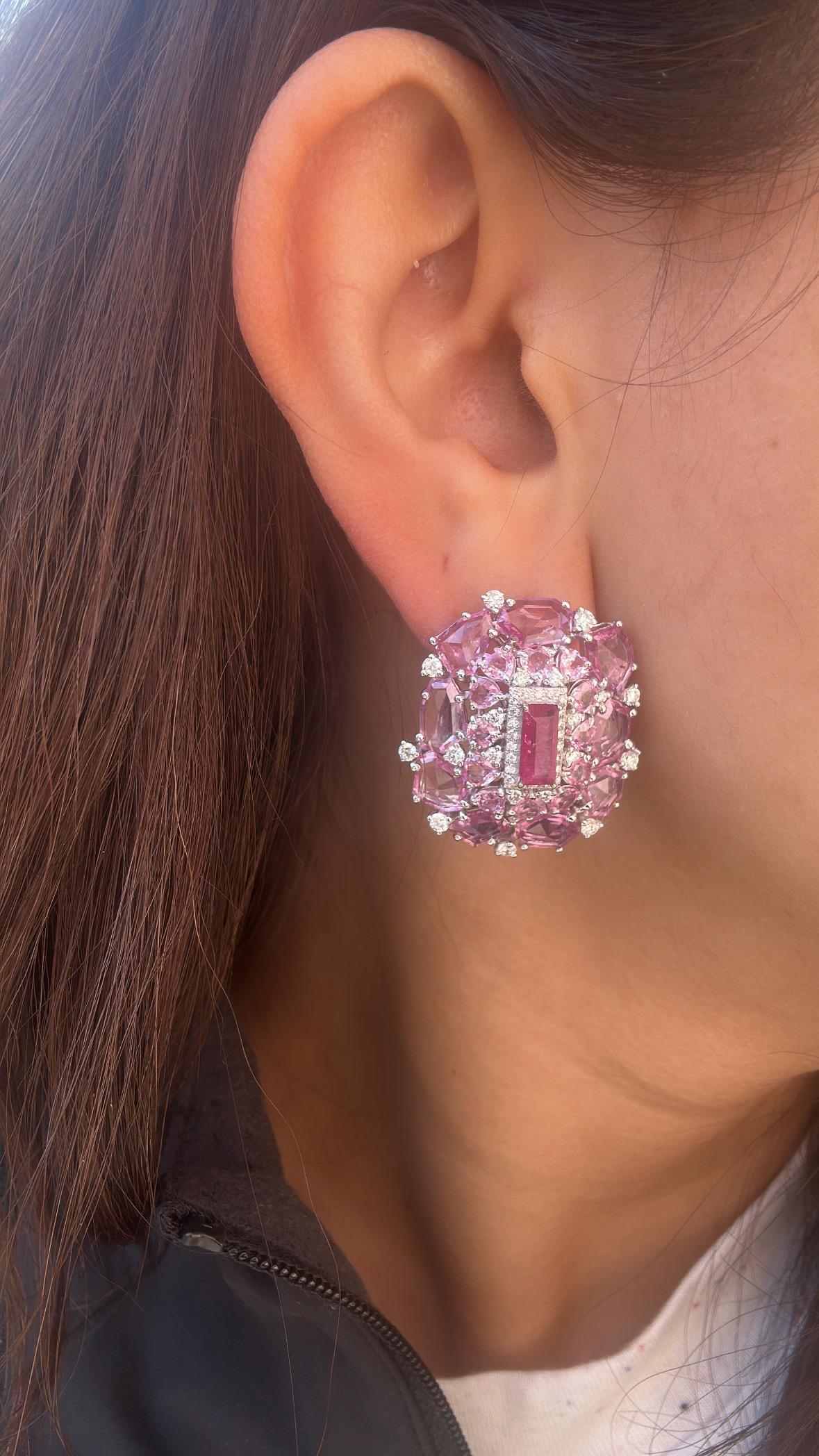 Ohrstecker aus 18 Karat Gold, natürlichem Mosambik-Rubin, rosa Saphiren und Diamanten (Trillionschliff) im Angebot
