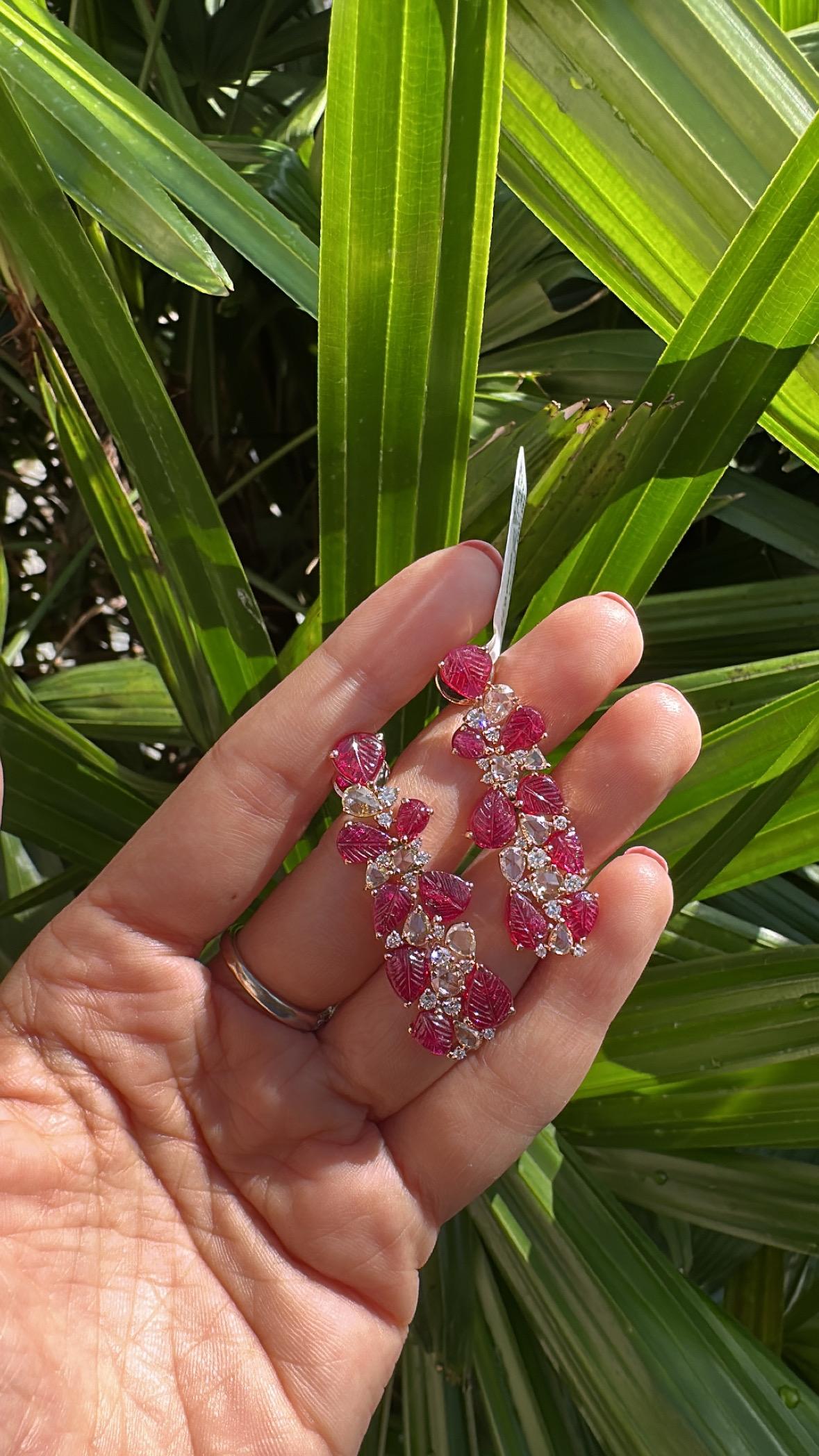 Boucles d'oreilles chandelier en or 18 carats, rubis naturel du Mozambique et diamants taille rose en vente 4
