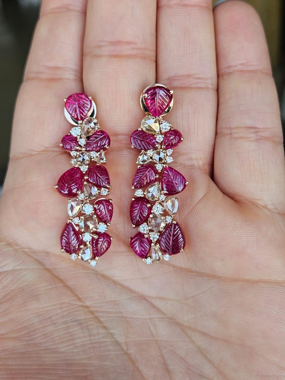 Très belles boucles d'oreilles chandelier en or rose 18 carats et diamants naturels. Le poids des rubis sculptés est de 16.20 carats. Les rubis sont entièrement naturels, sans aucun traitement, et sont d'origine mozambicaine. Le poids total des