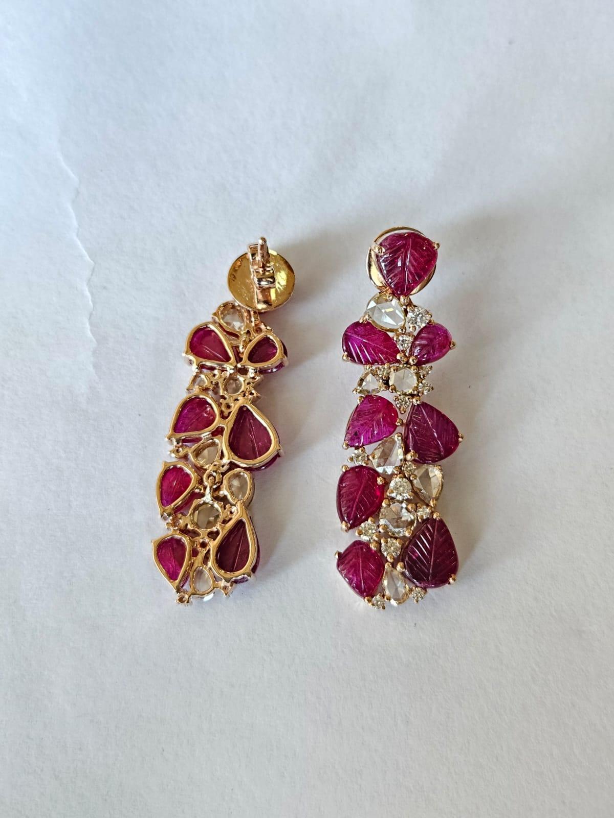 Moderne Boucles d'oreilles chandelier en or 18 carats, rubis naturel du Mozambique et diamants taille rose en vente