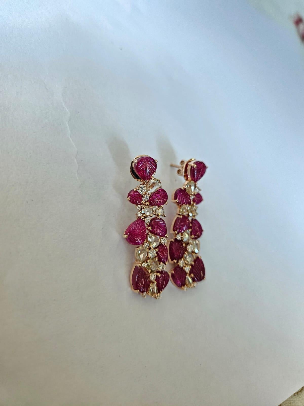 Taille rose Boucles d'oreilles chandelier en or 18 carats, rubis naturel du Mozambique et diamants taille rose en vente
