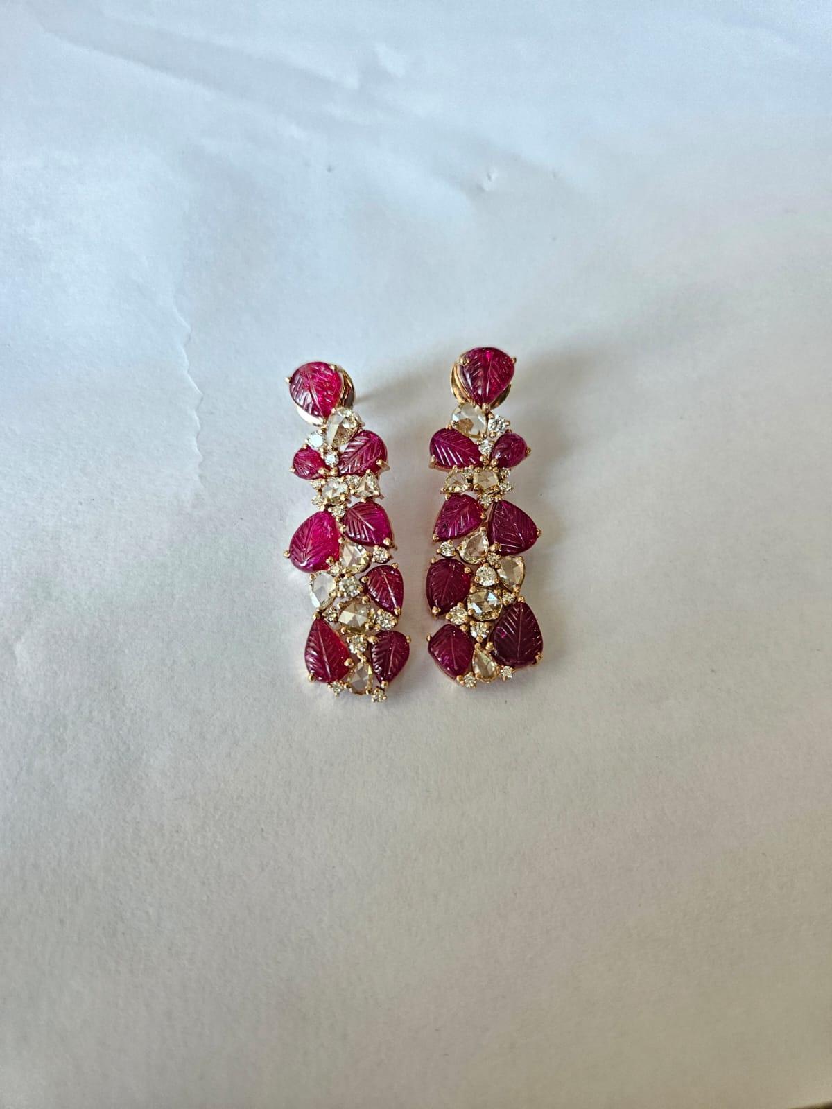 Boucles d'oreilles chandelier en or 18 carats, rubis naturel du Mozambique et diamants taille rose Neuf - En vente à Hong Kong, HK