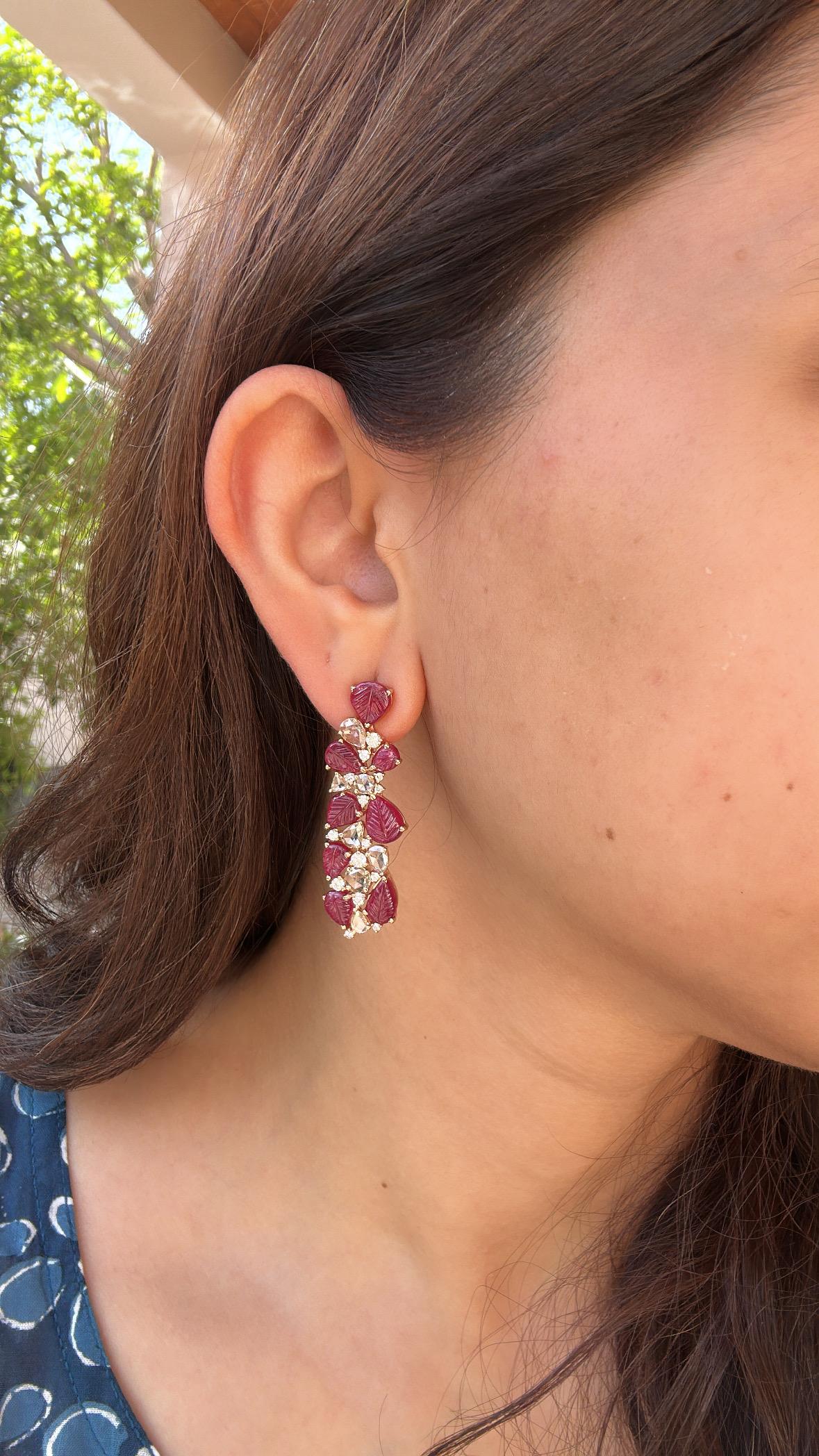 Boucles d'oreilles chandelier en or 18 carats, rubis naturel du Mozambique et diamants taille rose en vente 1