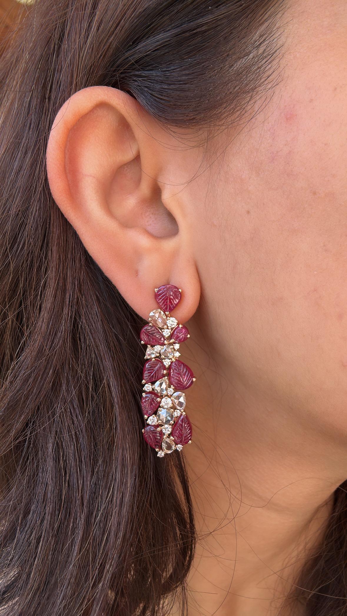 Boucles d'oreilles chandelier en or 18 carats, rubis naturel du Mozambique et diamants taille rose en vente 2
