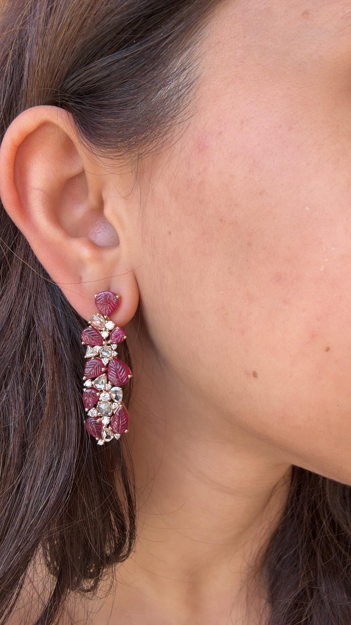 Boucles d'oreilles chandelier en or 18 carats, rubis naturel du Mozambique et diamants taille rose en vente 3