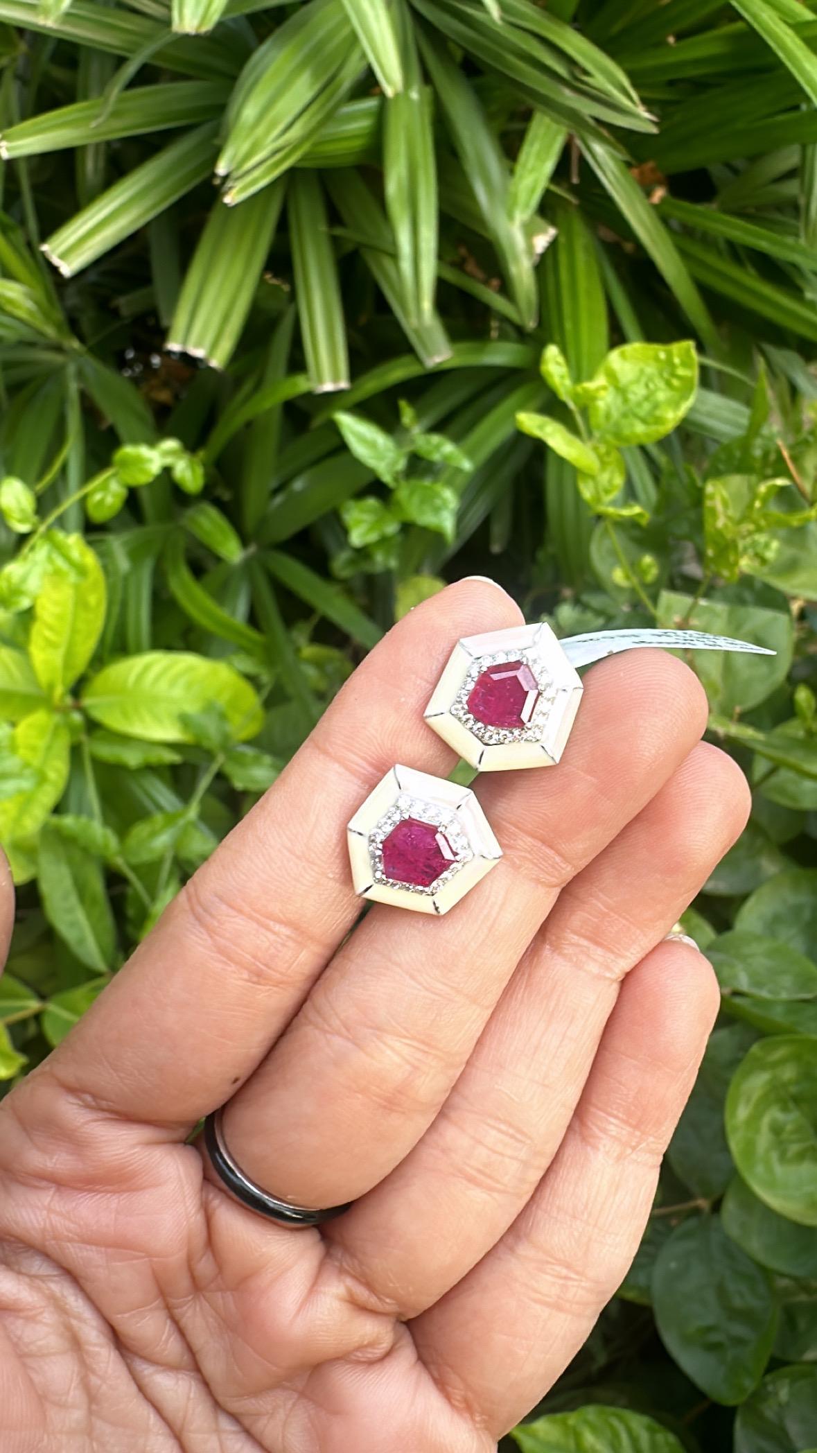 Orecchini con rubino naturale del Mozambico, smalto bianco e diamanti, incastonati in oro 18 carati in vendita 7