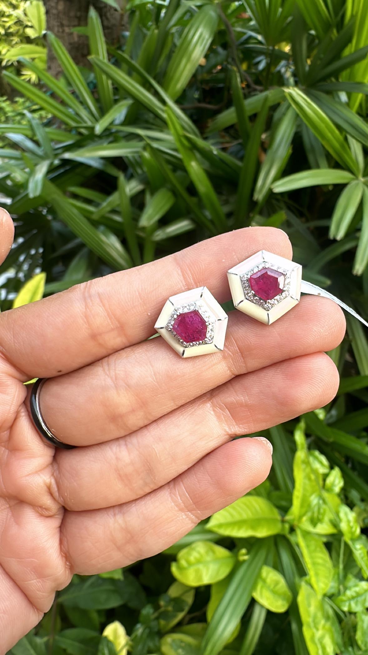 Orecchini con rubino naturale del Mozambico, smalto bianco e diamanti, incastonati in oro 18 carati in vendita 9