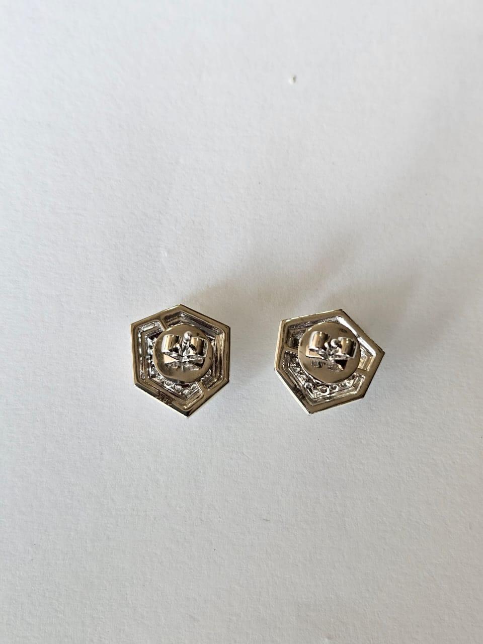Orecchini con rubino naturale del Mozambico, smalto bianco e diamanti, incastonati in oro 18 carati In condizioni Nuovo in vendita a Hong Kong, HK
