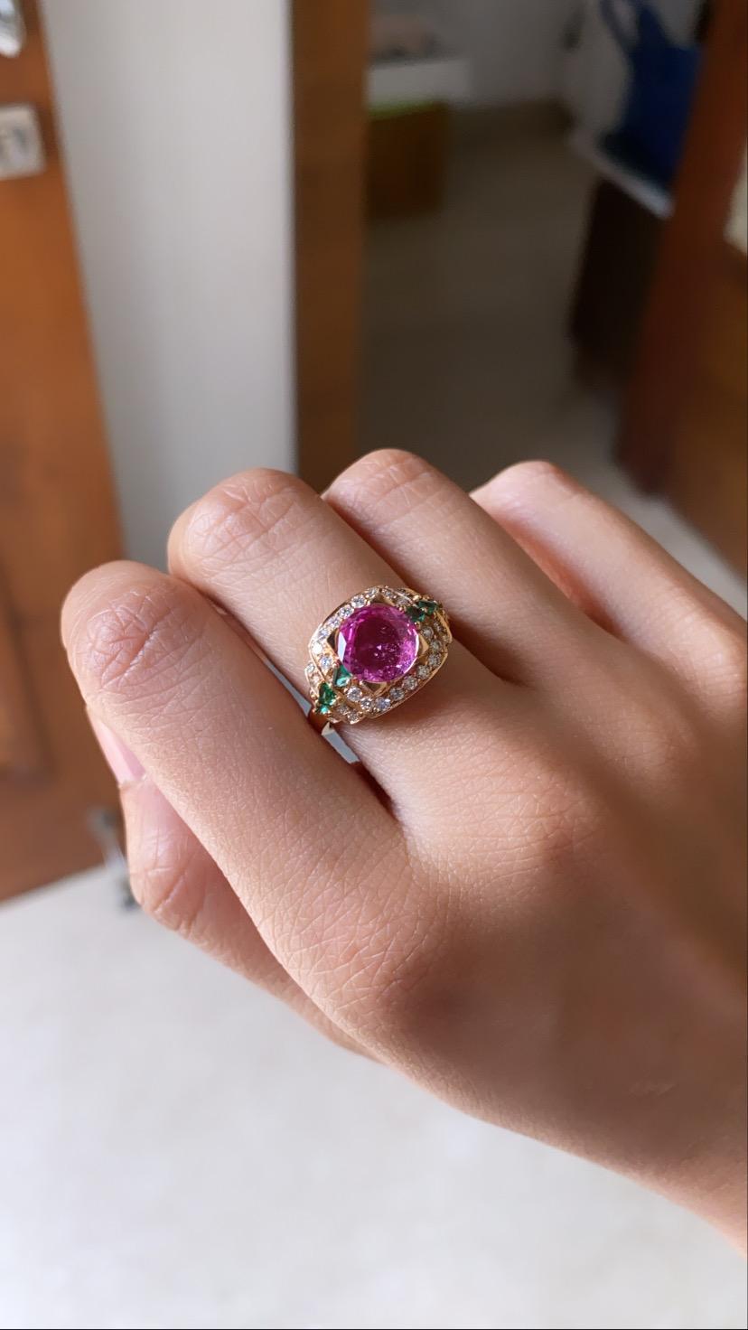 Set in 18K Gold, Natural Pink Sapphire, Emerald and Diamonds Cocktail Ring In New Condition In Hong Kong, HK