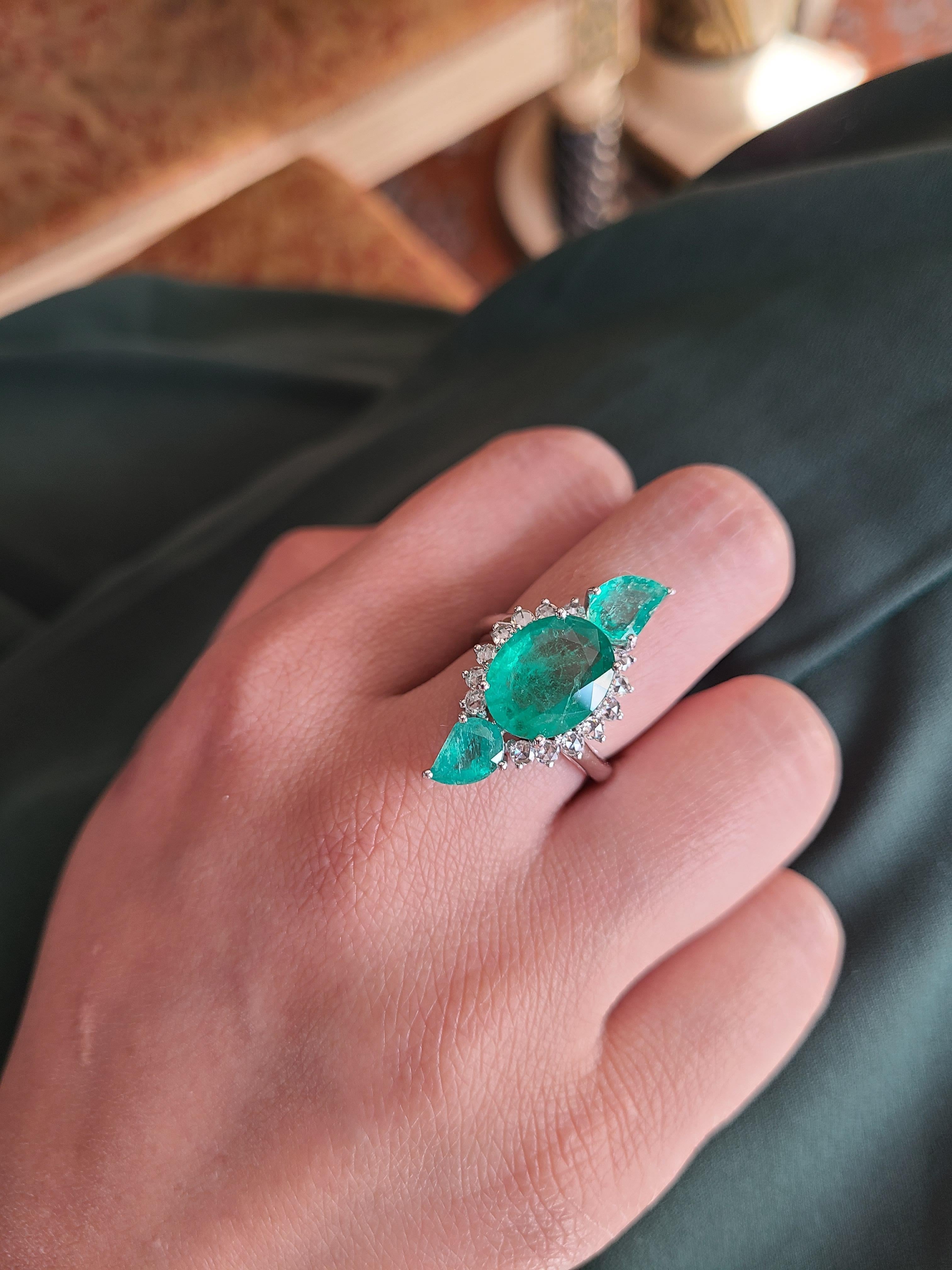 Moderne Bague cocktail à trois pierres en or 18 carats, émeraude naturelle de Zambie et diamants en vente