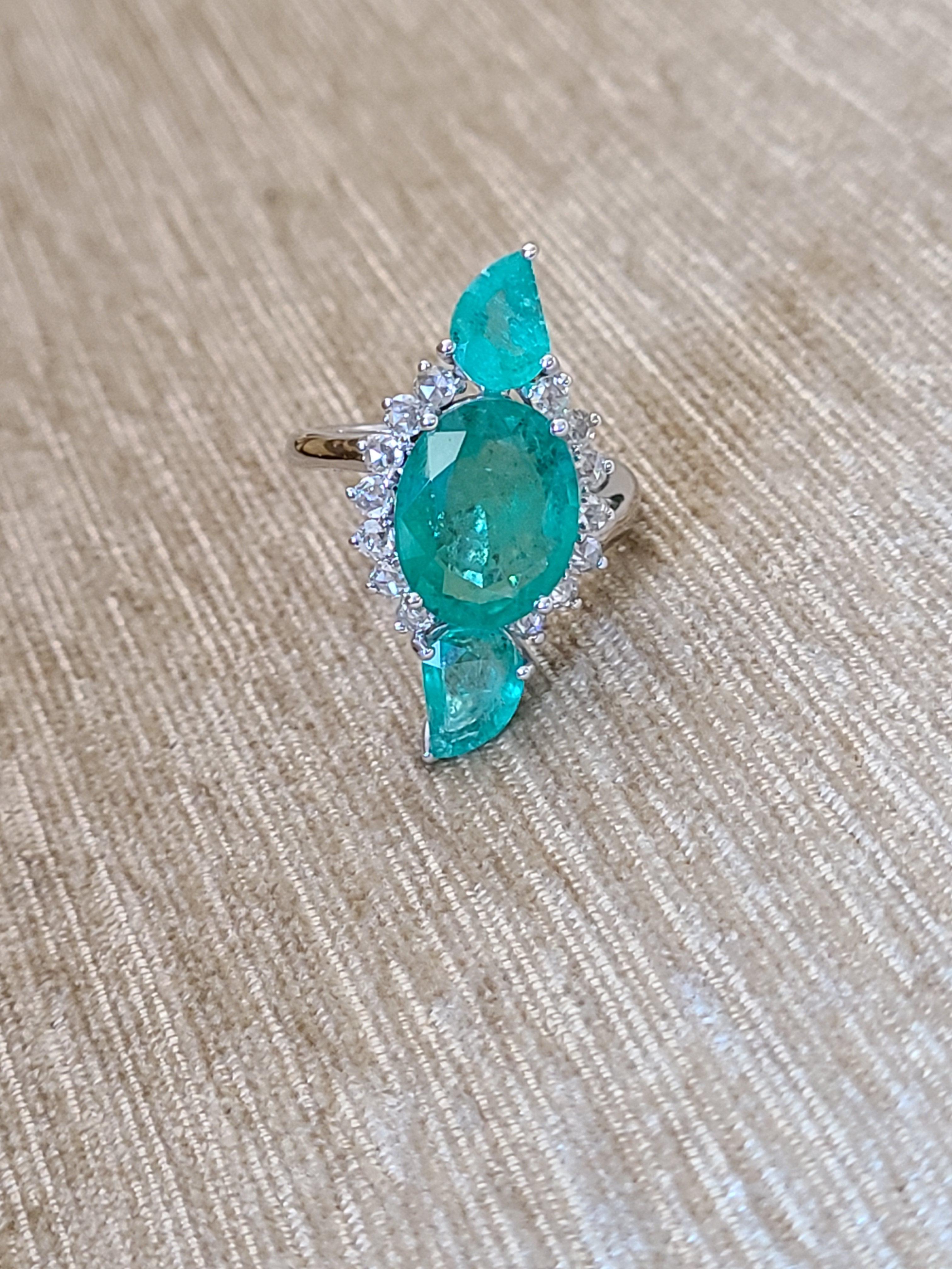 Taille ovale Bague cocktail à trois pierres en or 18 carats, émeraude naturelle de Zambie et diamants en vente