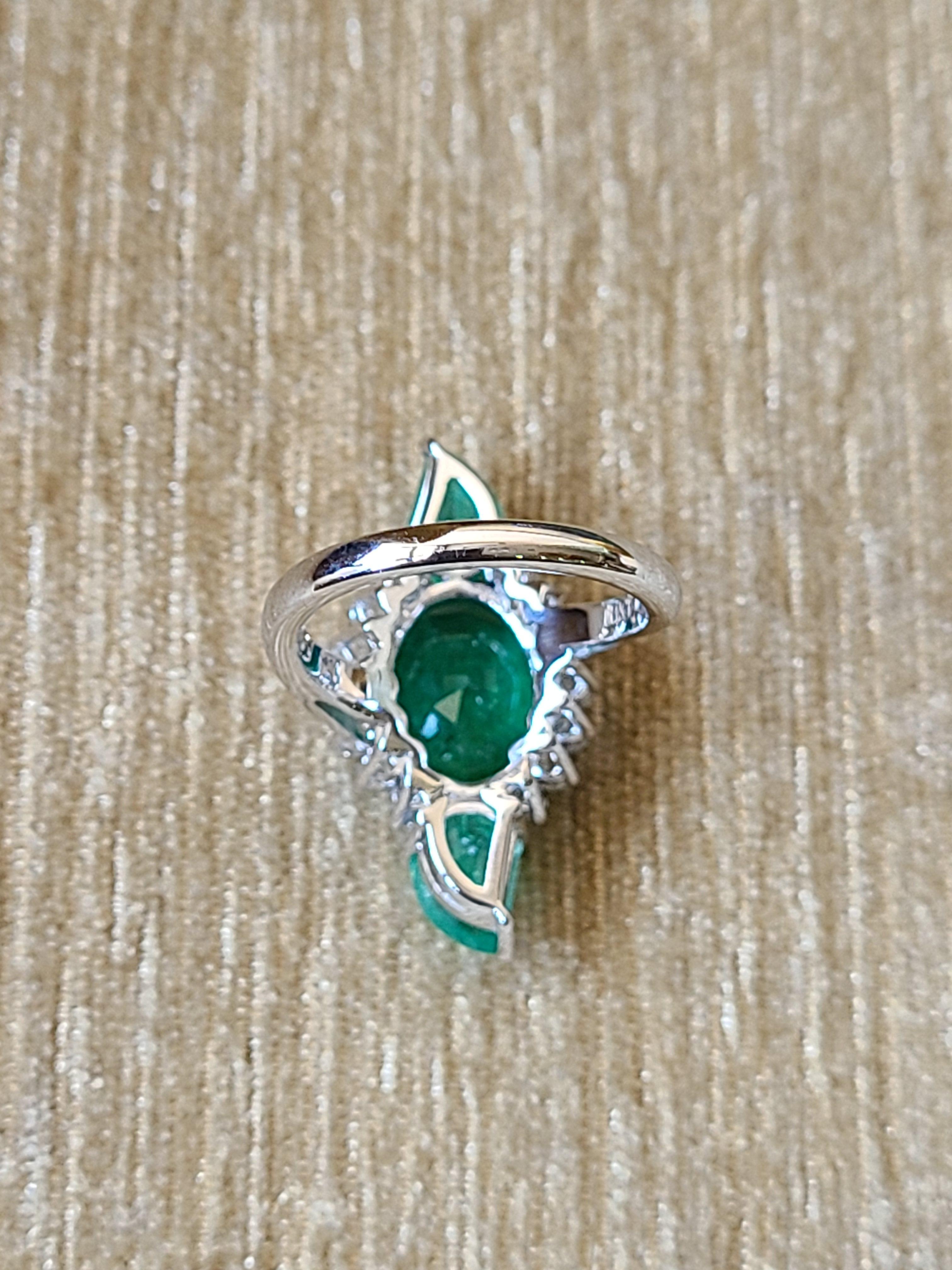 Bague cocktail à trois pierres en or 18 carats, émeraude naturelle de Zambie et diamants en vente 3