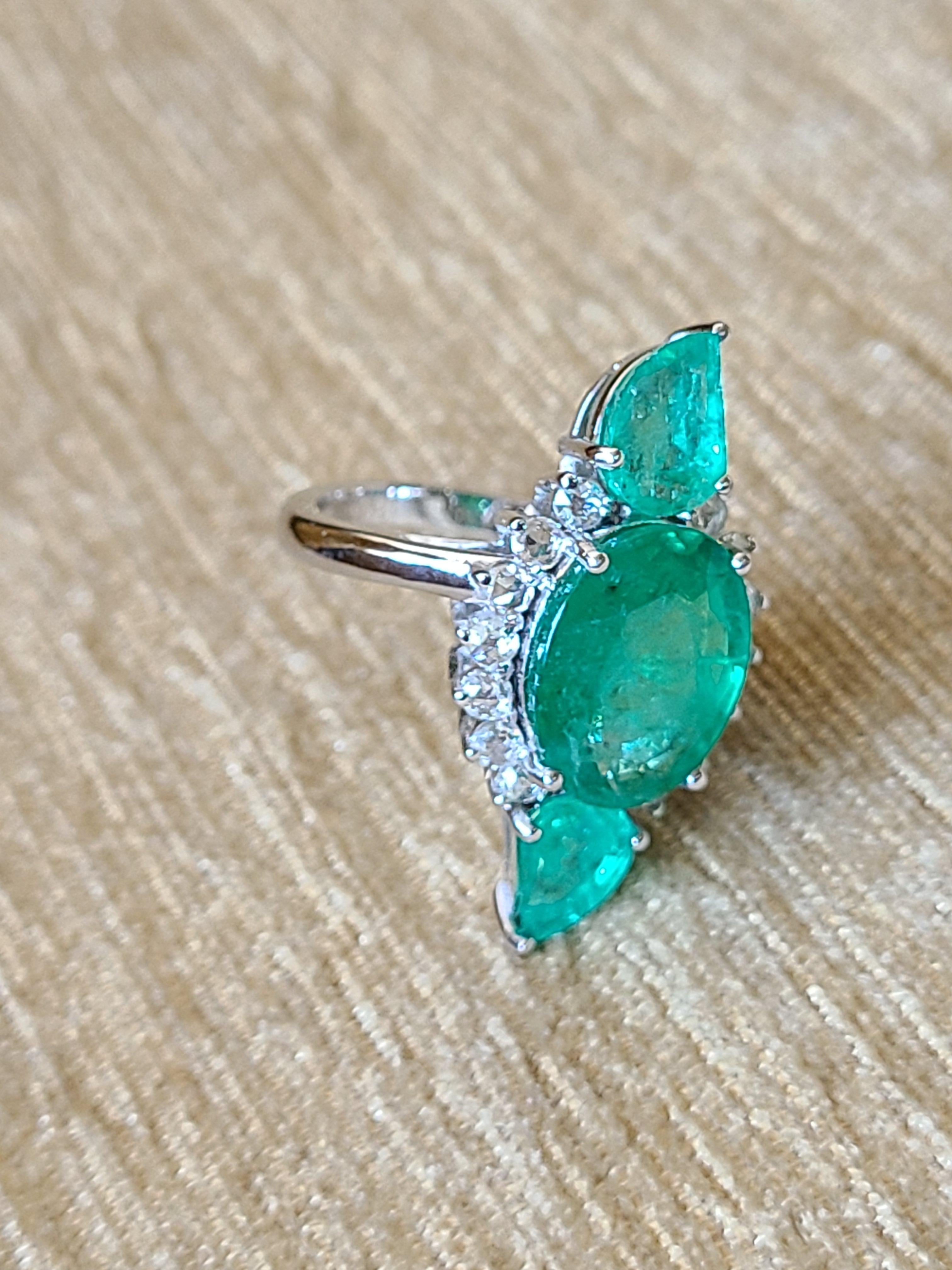 Bague cocktail à trois pierres en or 18 carats, émeraude naturelle de Zambie et diamants Neuf - En vente à Hong Kong, HK