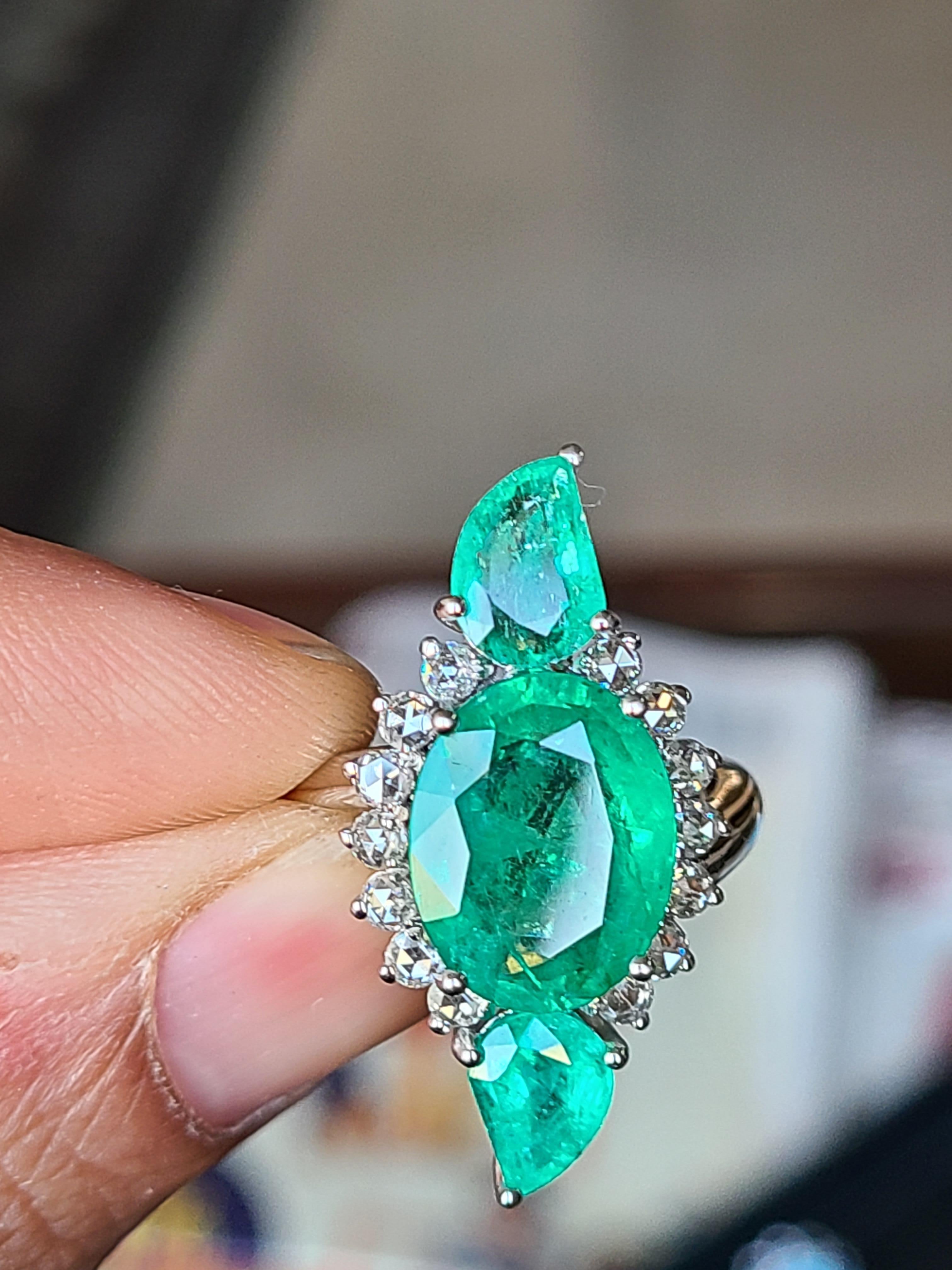 Bague cocktail à trois pierres en or 18 carats, émeraude naturelle de Zambie et diamants Unisexe en vente