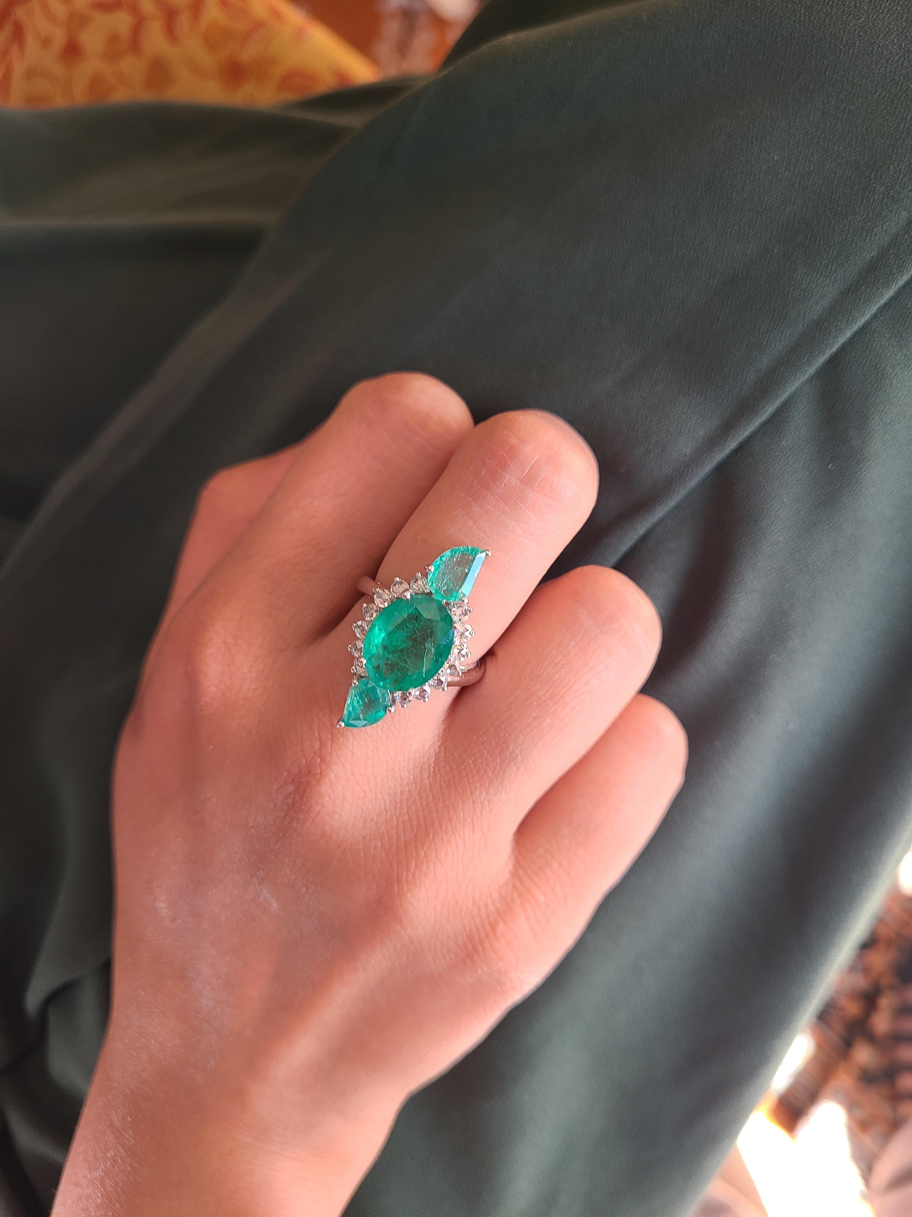 Bague cocktail à trois pierres en or 18 carats, émeraude naturelle de Zambie et diamants en vente 1