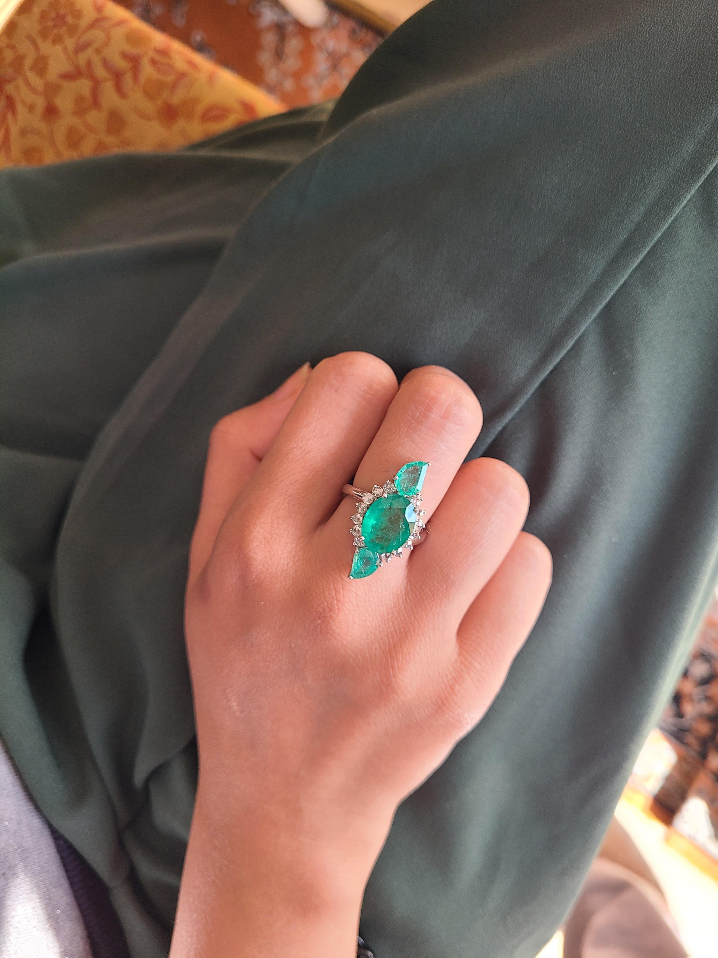 Bague cocktail à trois pierres en or 18 carats, émeraude naturelle de Zambie et diamants en vente 2