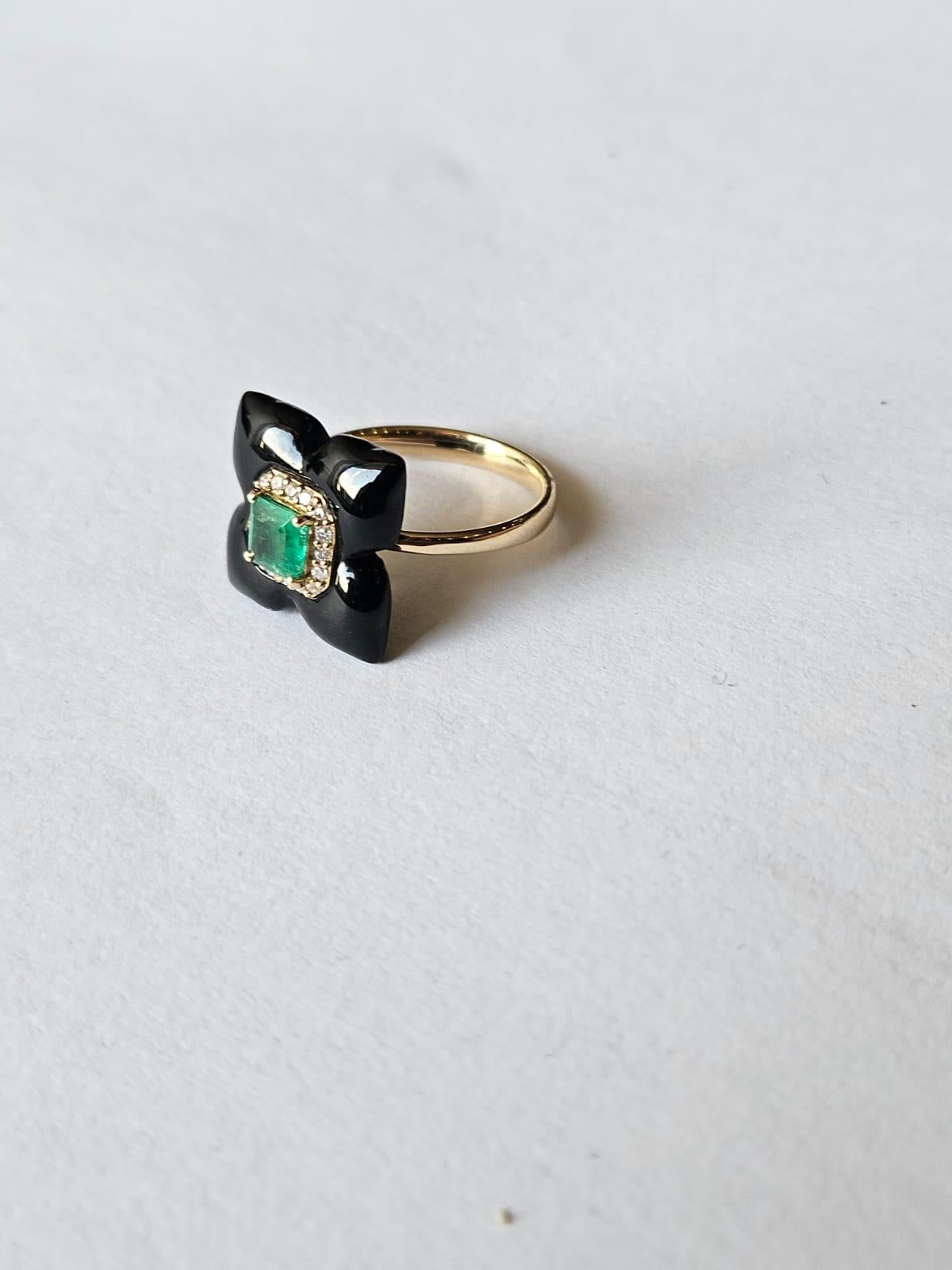 Square Cut Set in 18K Gold, natural Zambian Emerald, Black Onyx & Diamonds Cocktail Ring For Sale