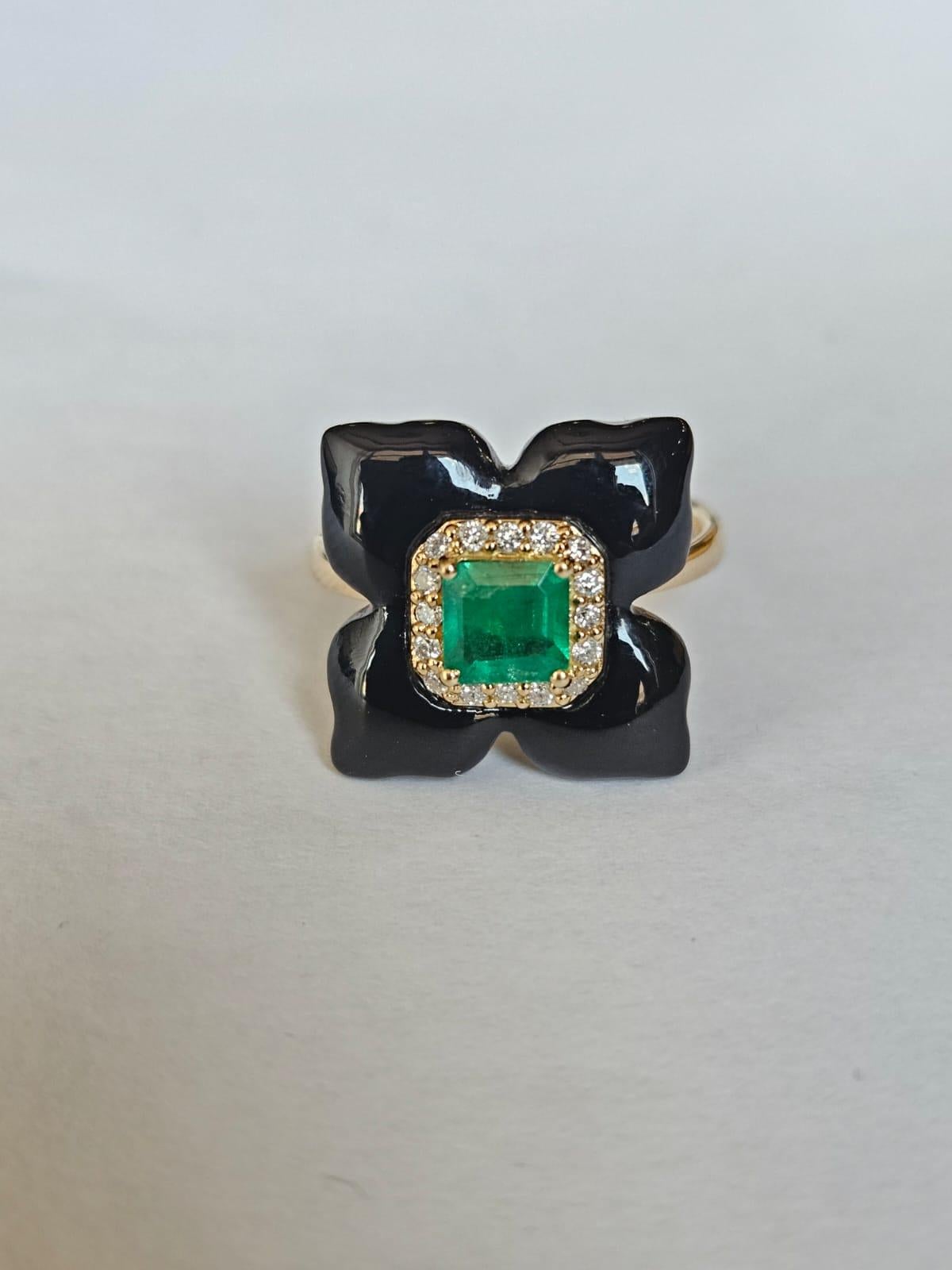 Set in 18K Gold, natural Zambian Emerald, Black Onyx & Diamonds Cocktail Ring In New Condition For Sale In Hong Kong, HK