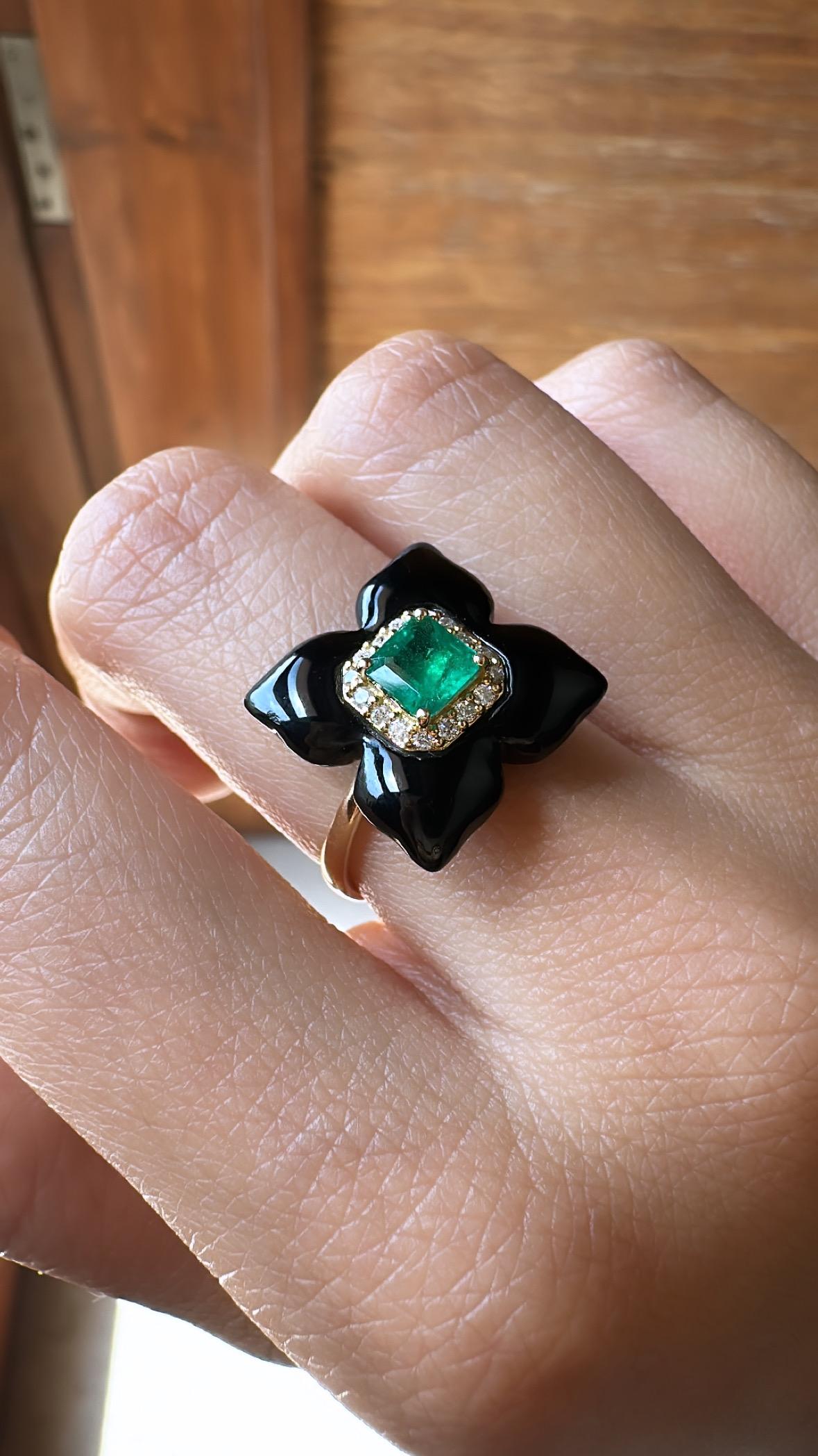 Set in 18K Gold, natural Zambian Emerald, Black Onyx & Diamonds Cocktail Ring For Sale 3