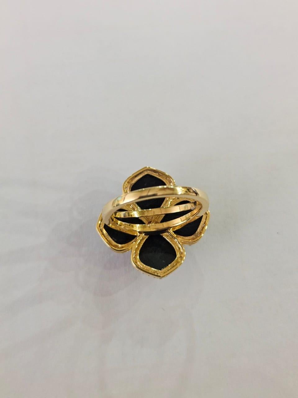 Eine sehr schöne und schöne, Art Deco-Stil, Smaragd & Black Onyx Cocktail Verlobungsring in 18K Gelbgold & natürliche Diamanten gesetzt. Das Gewicht des Smaragds beträgt 0,59 Karat. Der Smaragd ist völlig natürlich, unbehandelt und stammt aus