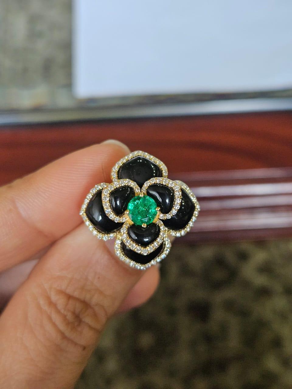 Verlobungsring mit natürlichem sambischem Smaragd, schwarzem Onyx und Diamanten, gefasst in 18 Karat Gold (Art déco) im Angebot