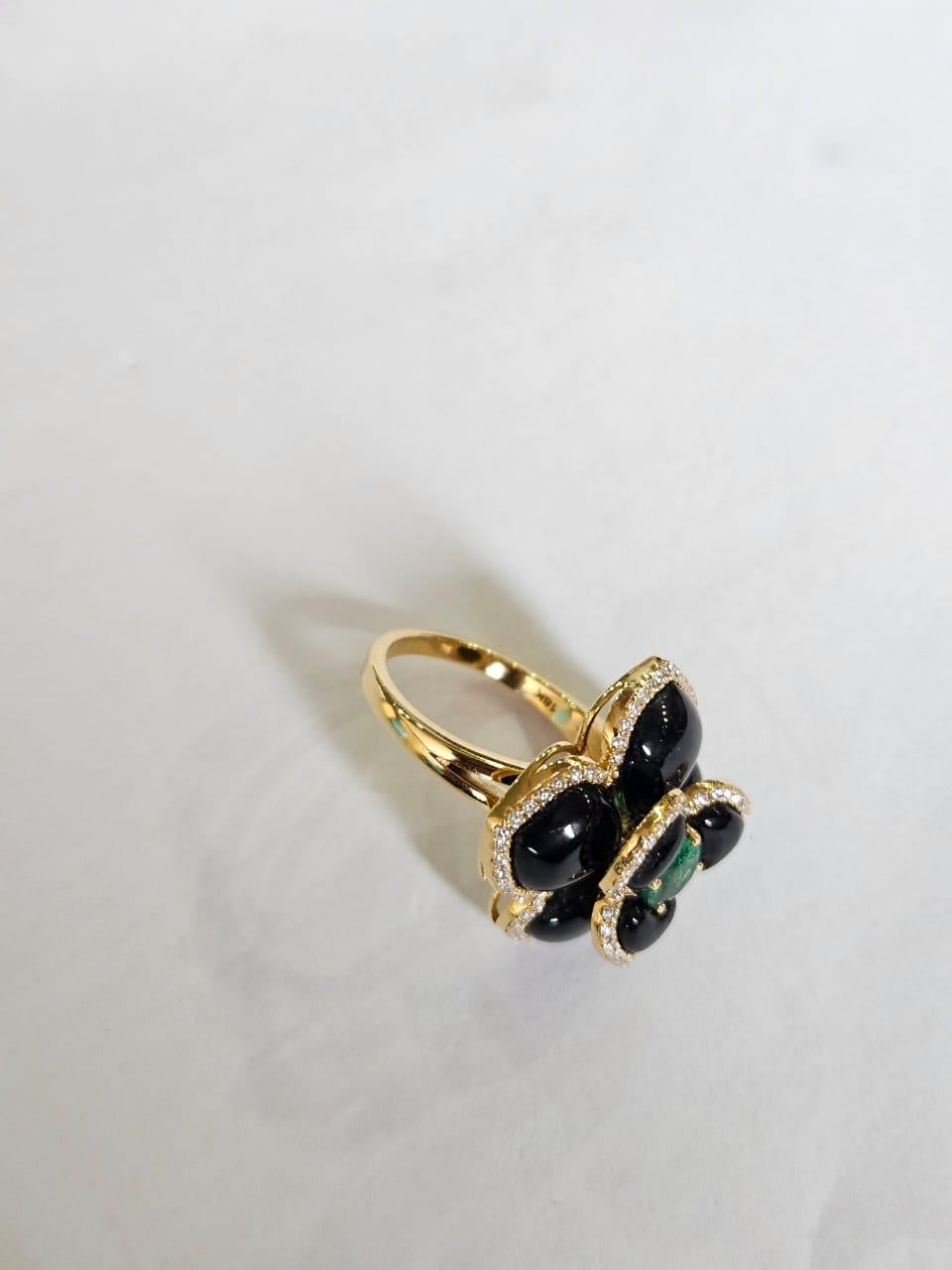 Verlobungsring mit natürlichem sambischem Smaragd, schwarzem Onyx und Diamanten, gefasst in 18 Karat Gold (Rundschliff) im Angebot