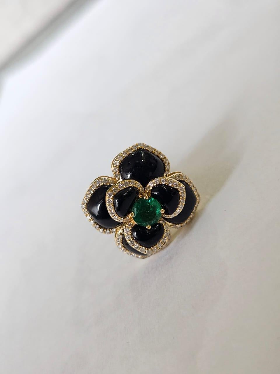 Verlobungsring mit natürlichem sambischem Smaragd, schwarzem Onyx und Diamanten, gefasst in 18 Karat Gold im Zustand „Neu“ im Angebot in Hong Kong, HK