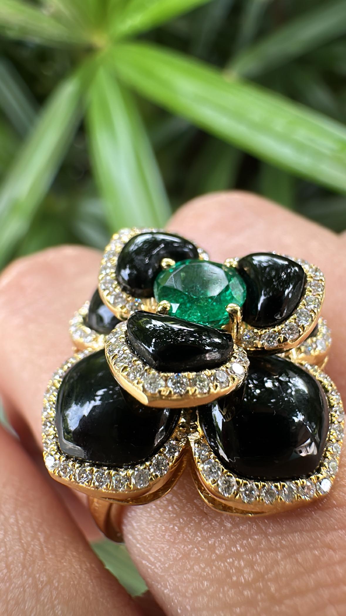 Verlobungsring mit natürlichem sambischem Smaragd, schwarzem Onyx und Diamanten, gefasst in 18 Karat Gold im Angebot 1