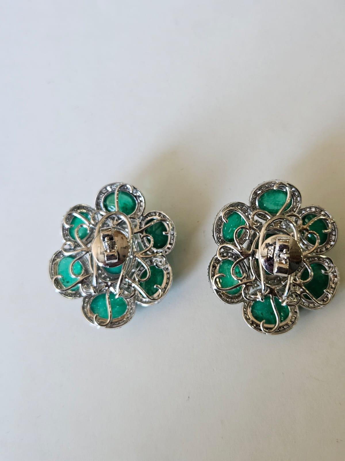 Moderne Set in 18K Gold, natural Zambian Emerald Cabochons & Diamonds Stud Earrings en vente