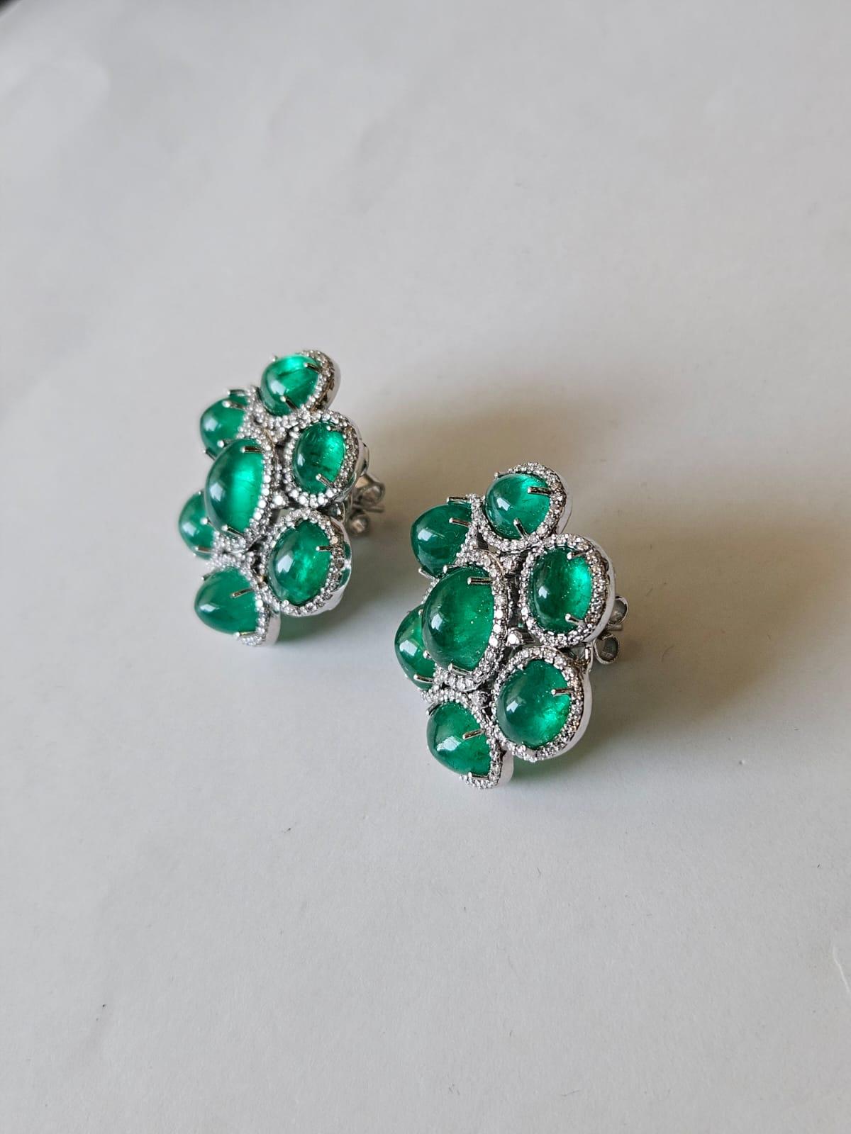 Taille cabochon Set in 18K Gold, natural Zambian Emerald Cabochons & Diamonds Stud Earrings en vente