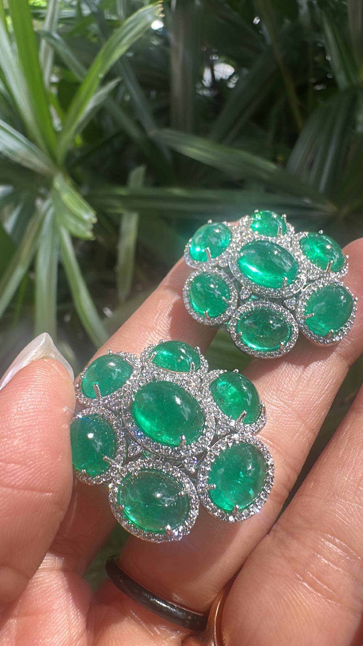 Set in 18K Gold, natural Zambian Emerald Cabochons & Diamonds Stud Earrings Unisexe en vente