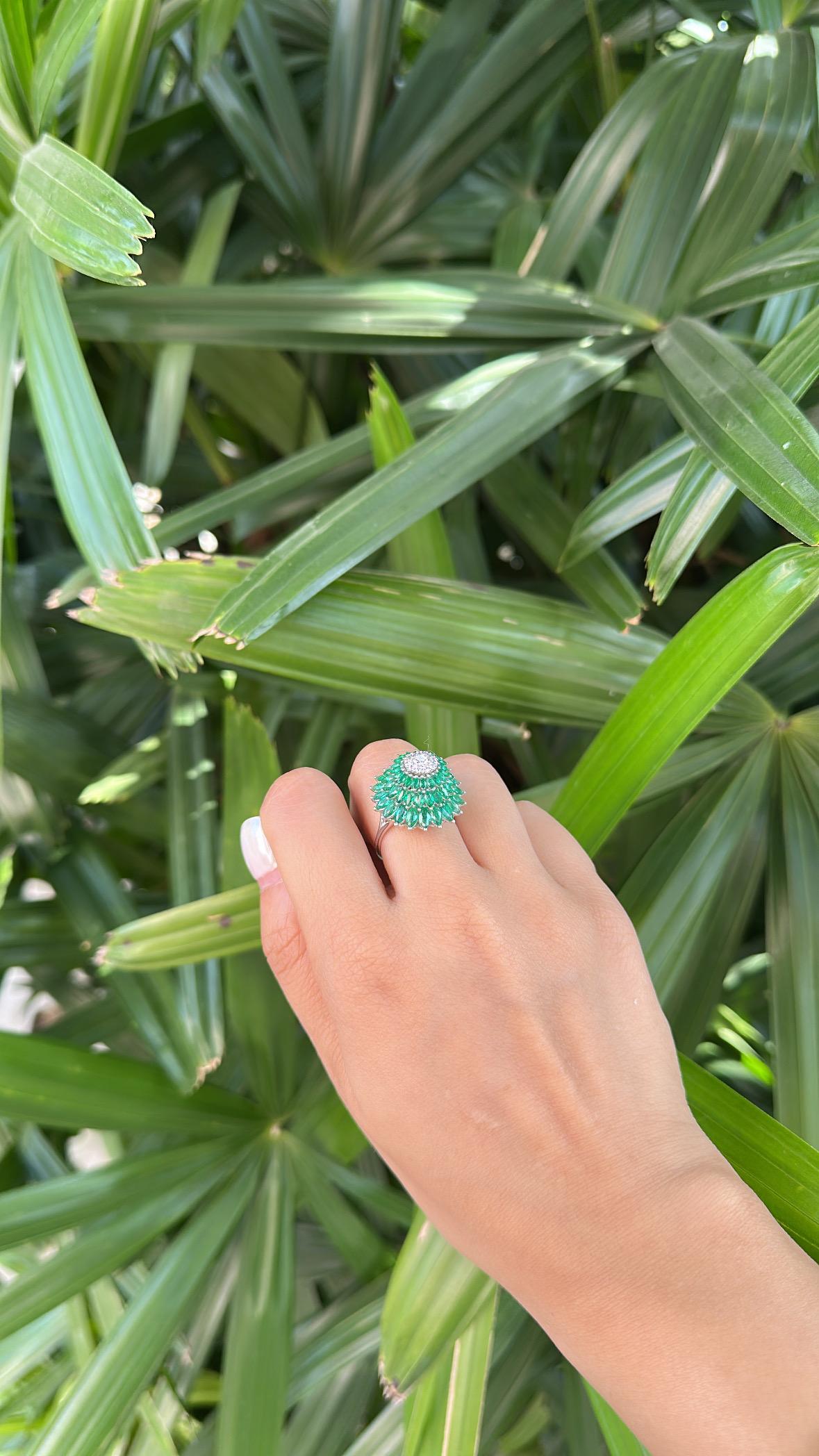 Natürlicher sambischer Smaragd & Diamanten Cluster Verlobungsring, gefasst in 18K Gold im Angebot 4