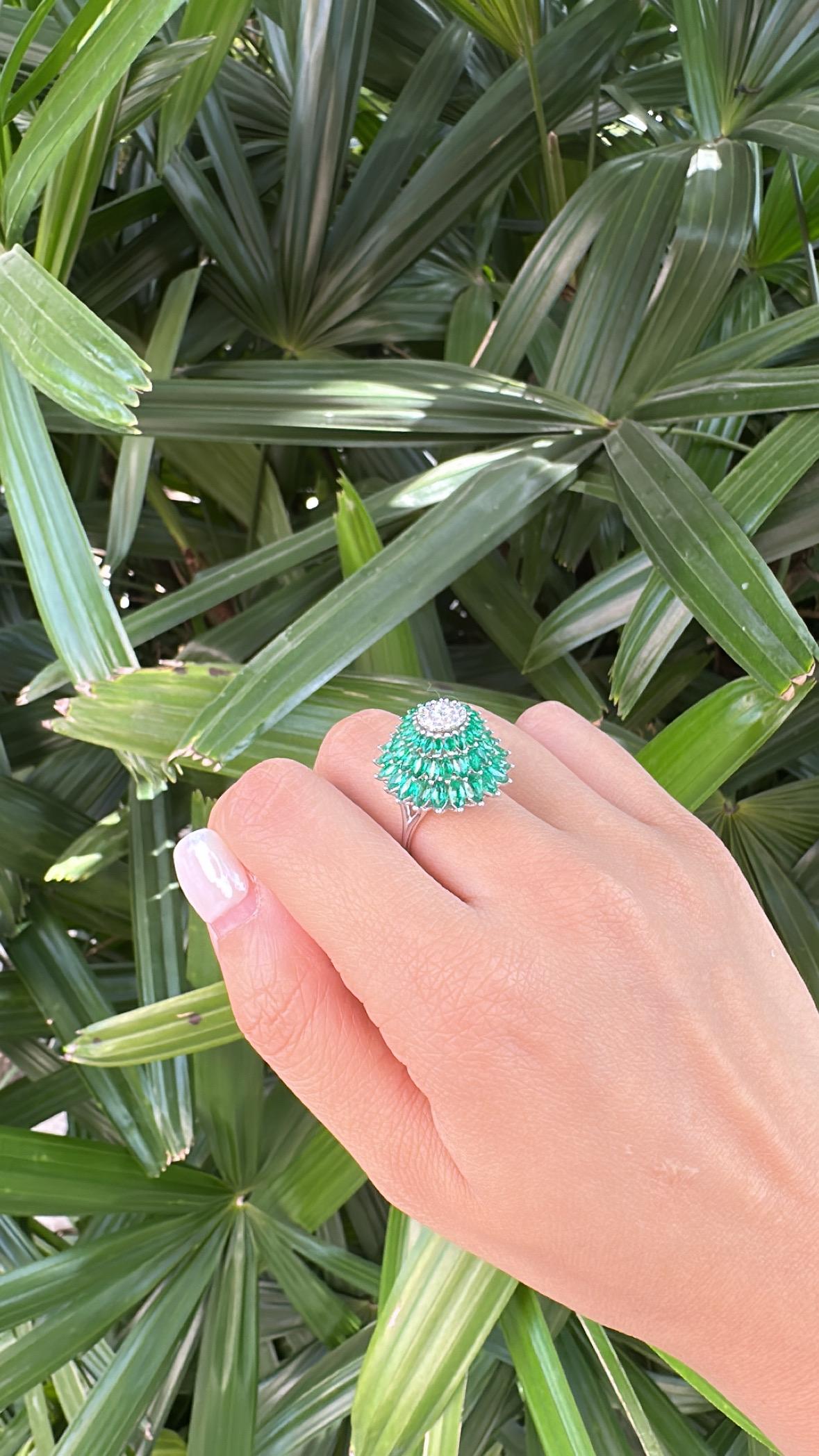 Natürlicher sambischer Smaragd & Diamanten Cluster Verlobungsring, gefasst in 18K Gold im Angebot 5