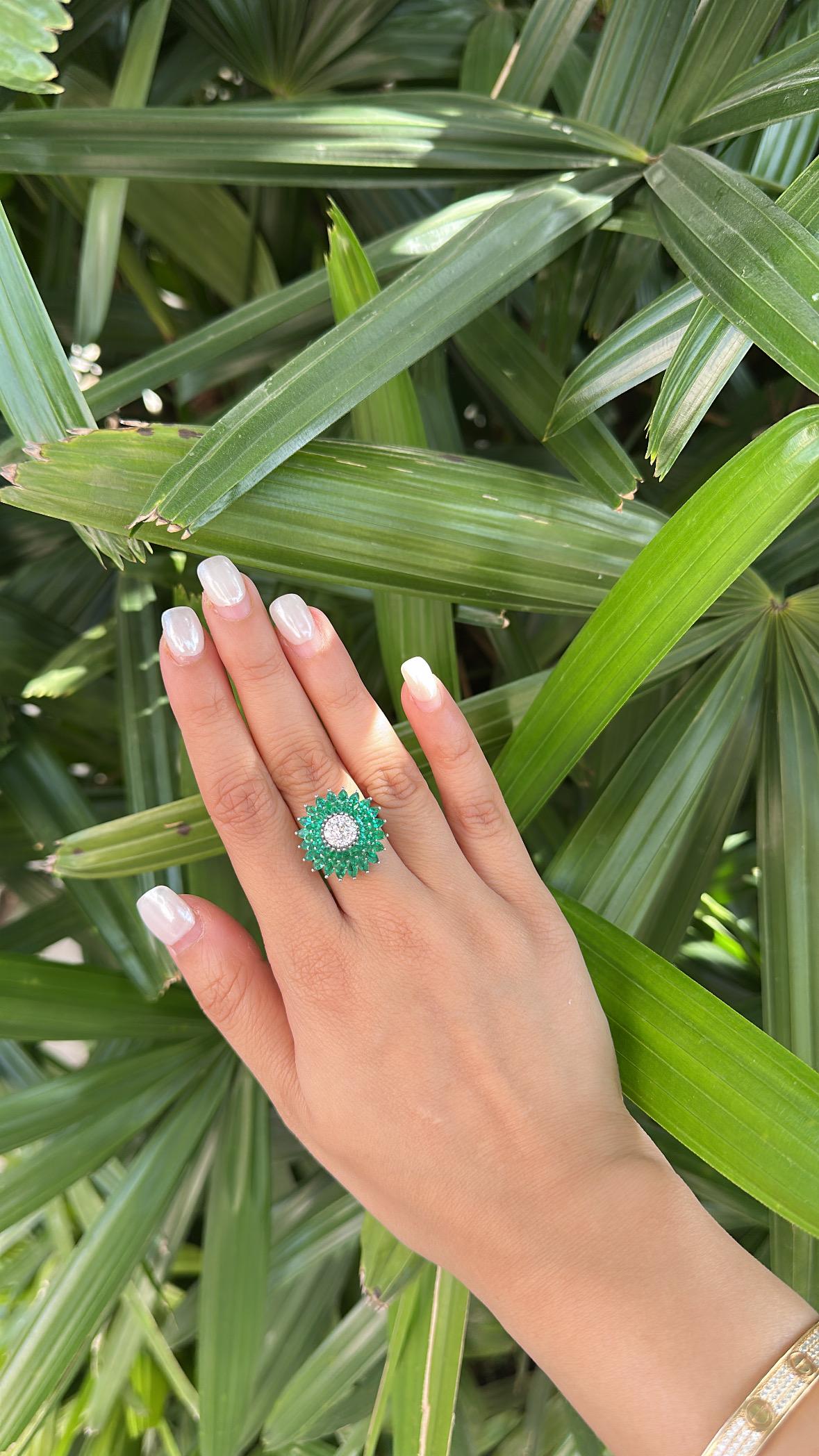 Natürlicher sambischer Smaragd & Diamanten Cluster Verlobungsring, gefasst in 18K Gold im Angebot 6