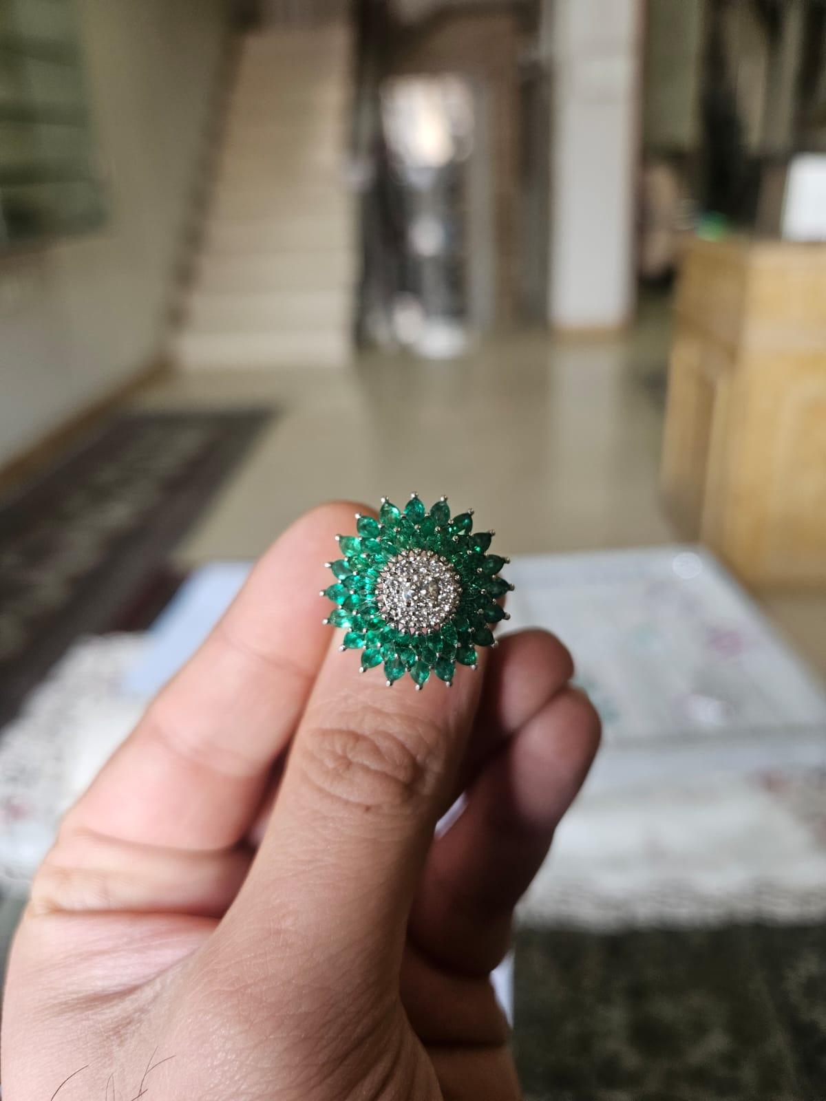 Ein sehr pr�ächtiger und schöner, moderner Stil, Smaragd-Cluster Verlobungsring in 18K Weißgold & natürliche Diamanten gesetzt. Das Gewicht der Smaragde beträgt 4,51 Karat. Die Smaragde sind völlig natürlich, ohne jegliche Behandlung und stammen aus