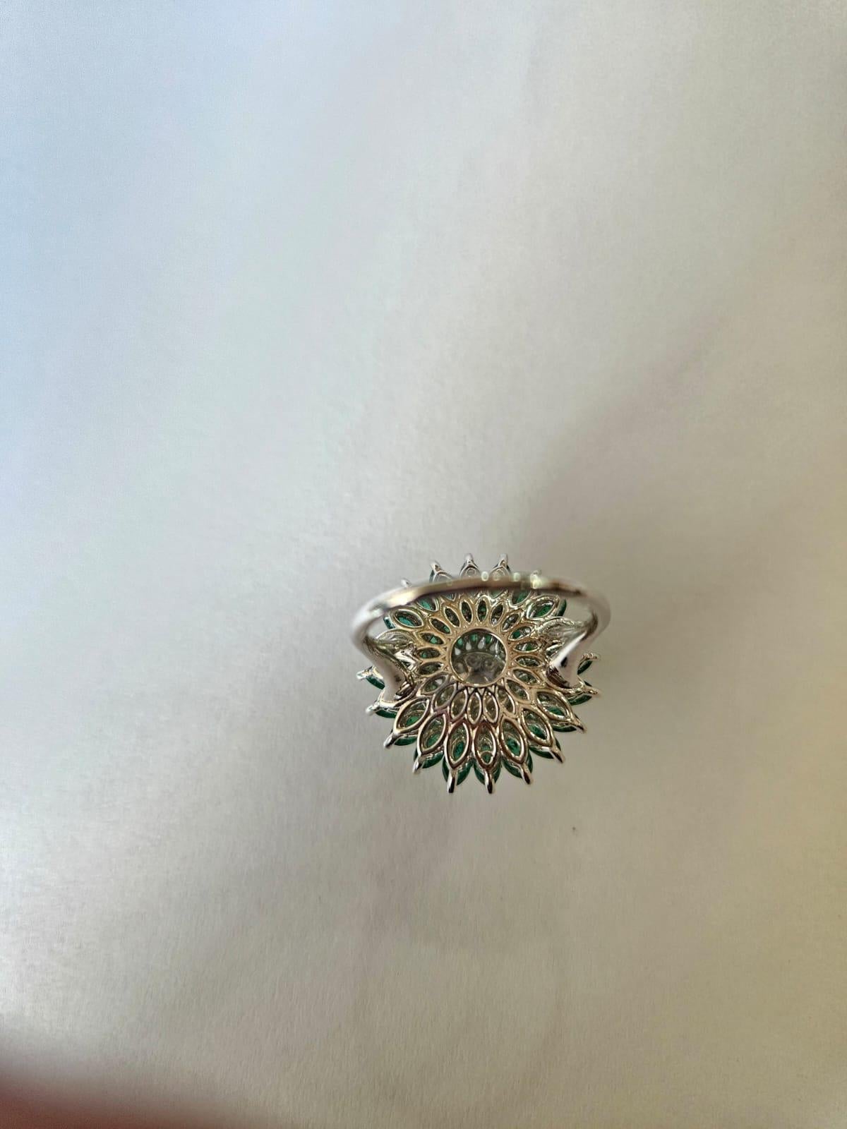 Natürlicher sambischer Smaragd & Diamanten Cluster Verlobungsring, gefasst in 18K Gold (Moderne) im Angebot