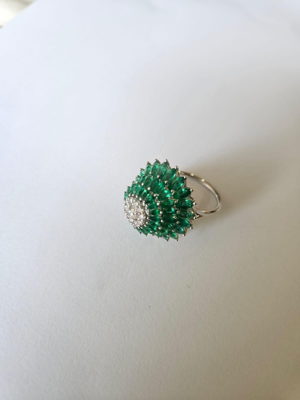 Natürlicher sambischer Smaragd & Diamanten Cluster Verlobungsring, gefasst in 18K Gold (Tropfenschliff) im Angebot