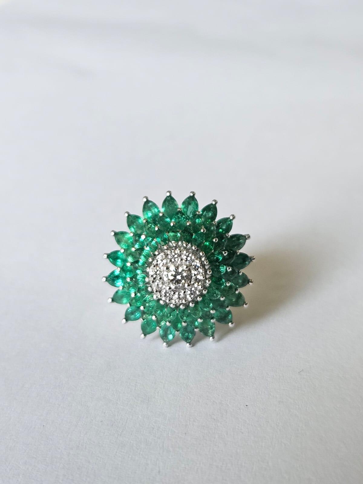 Natürlicher sambischer Smaragd & Diamanten Cluster Verlobungsring, gefasst in 18K Gold im Zustand „Neu“ im Angebot in Hong Kong, HK