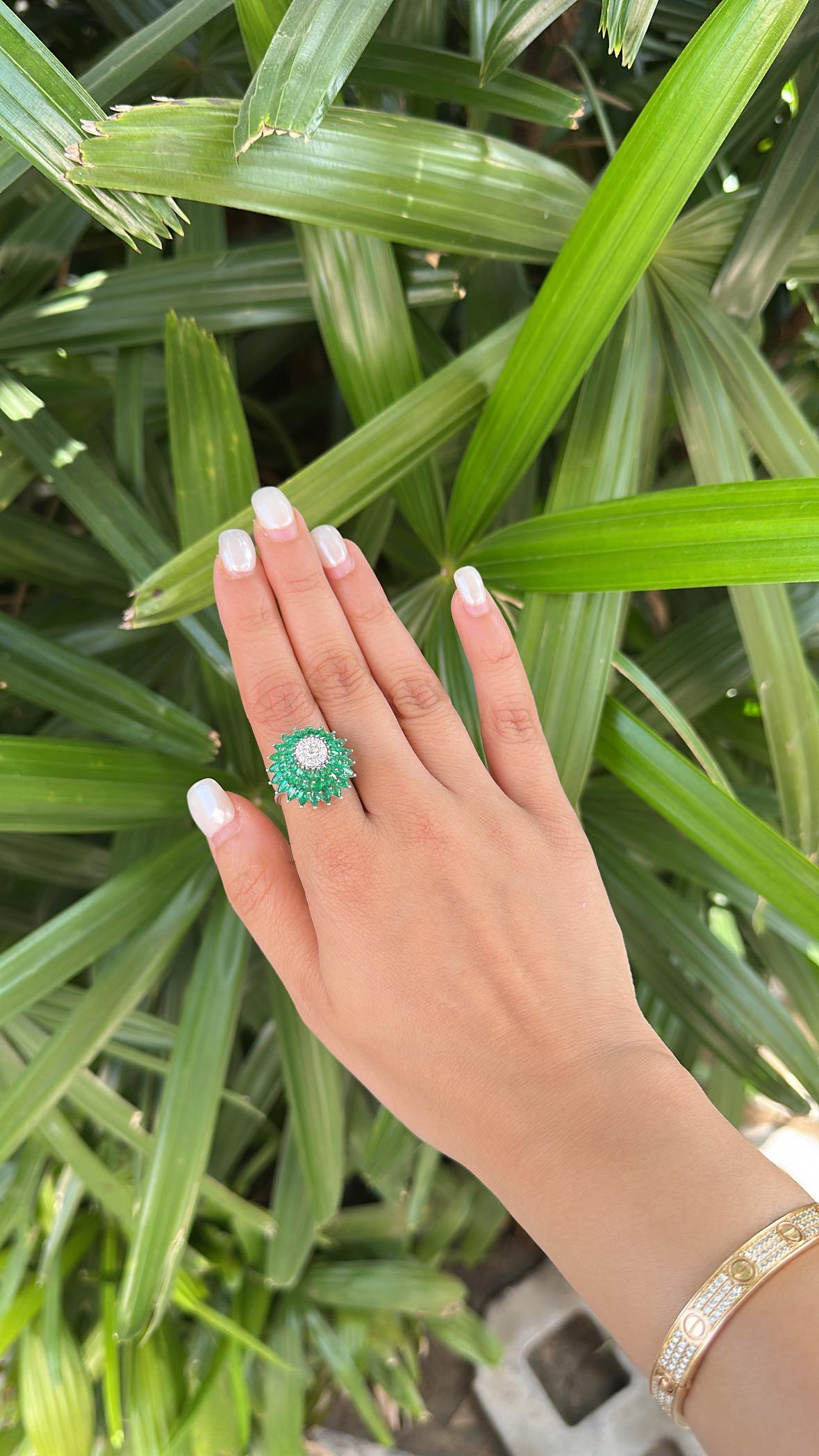 Natürlicher sambischer Smaragd & Diamanten Cluster Verlobungsring, gefasst in 18K Gold für Damen oder Herren im Angebot