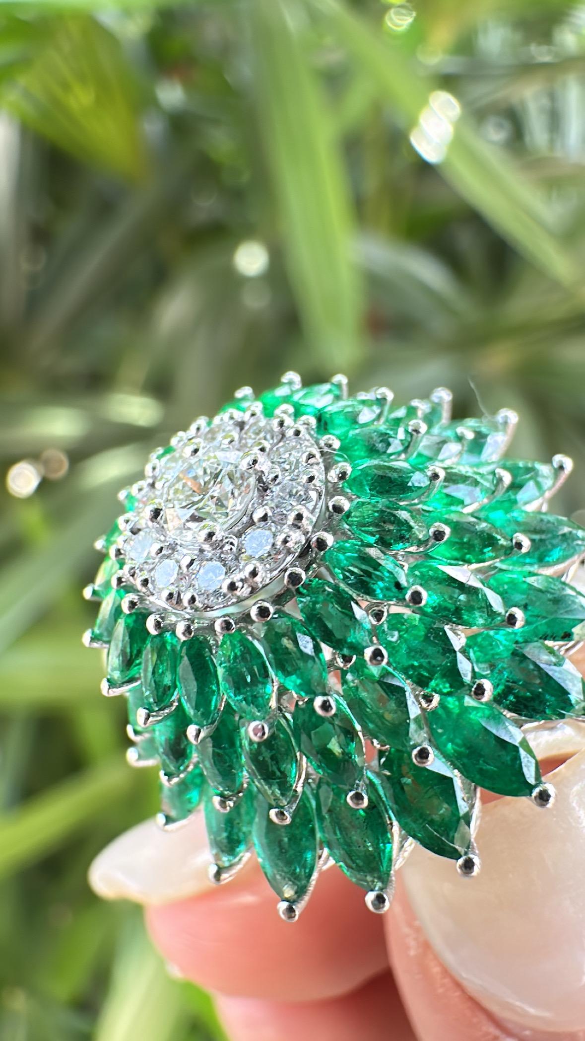 Natürlicher sambischer Smaragd & Diamanten Cluster Verlobungsring, gefasst in 18K Gold im Angebot 1