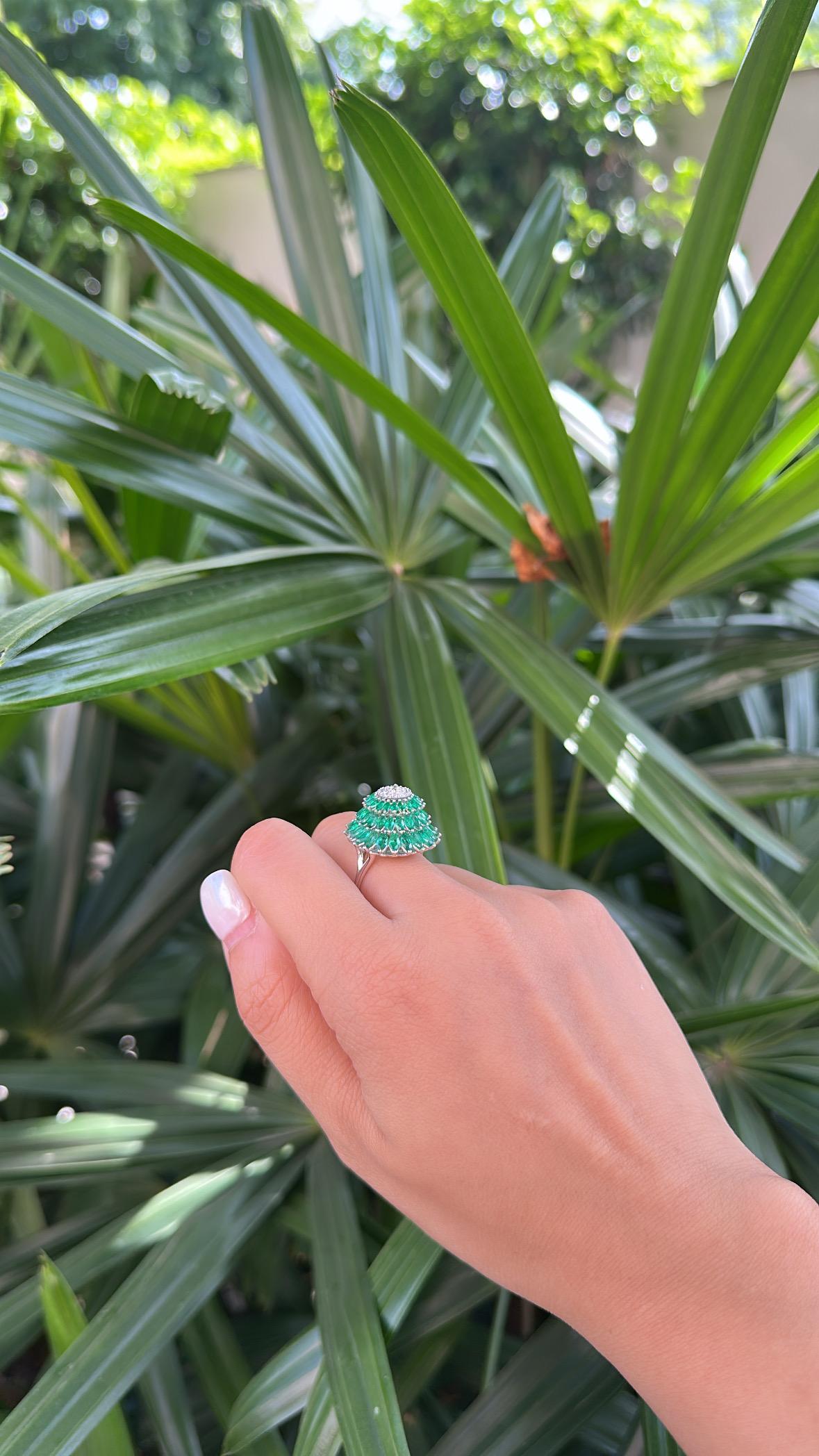 Natürlicher sambischer Smaragd & Diamanten Cluster Verlobungsring, gefasst in 18K Gold im Angebot 2