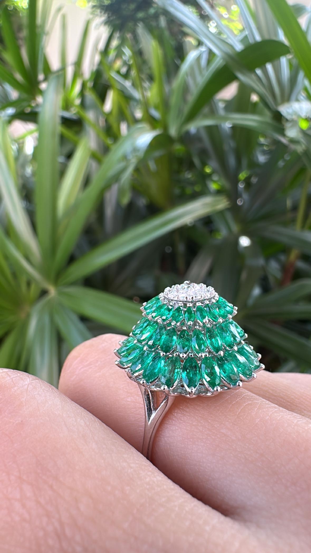 Natürlicher sambischer Smaragd & Diamanten Cluster Verlobungsring, gefasst in 18K Gold im Angebot 3